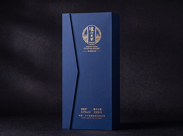 「图片1」根据礼盒参考图的生成蓝色礼盒的效果图，需要一张参考图一样的效果图和一张打开前面翻盖后的效果图，参考图中三角形的部分是翻盖，打开方式是左边翻盖，银色部分改成金色