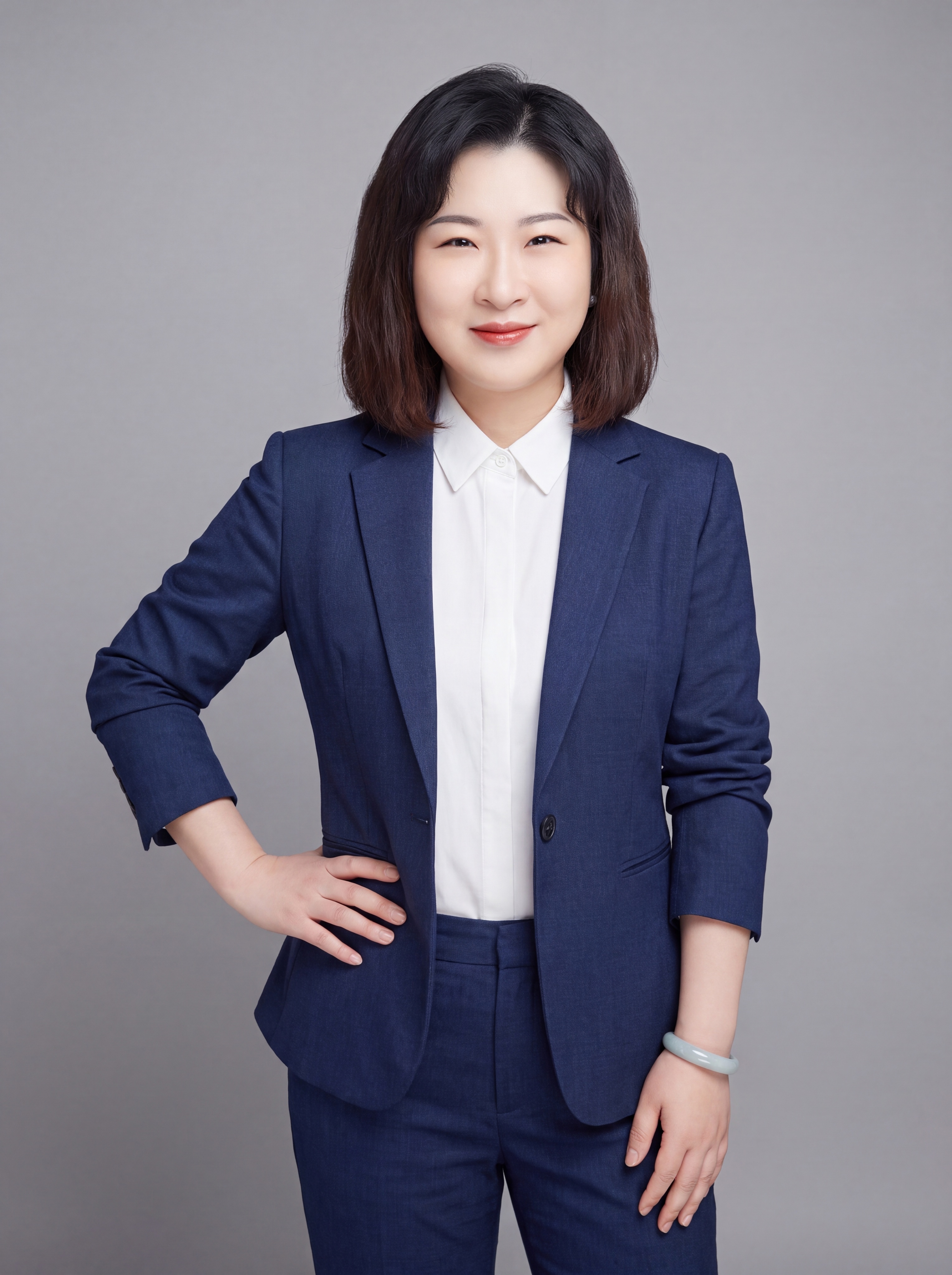 参考图中保留女性人物脸型、发型、年龄等脸部特征，生成教师职业形… - 图片创意预览