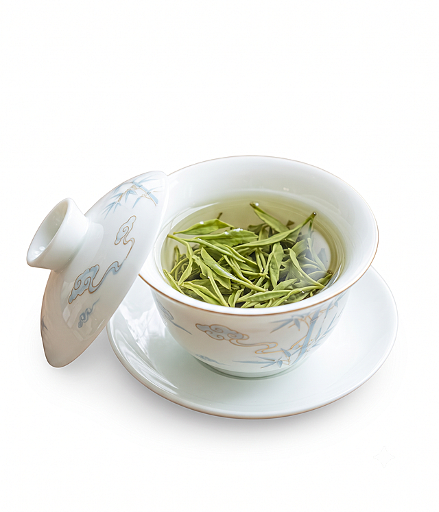 白瓷盖碗冲泡高山绿茶，茶汤清澈，茶叶舒展，浅淡国风摄影，纯白背景，PNG透明免抠，画面干净柔和，盖碗盖子清晰锐利无模糊，超高清