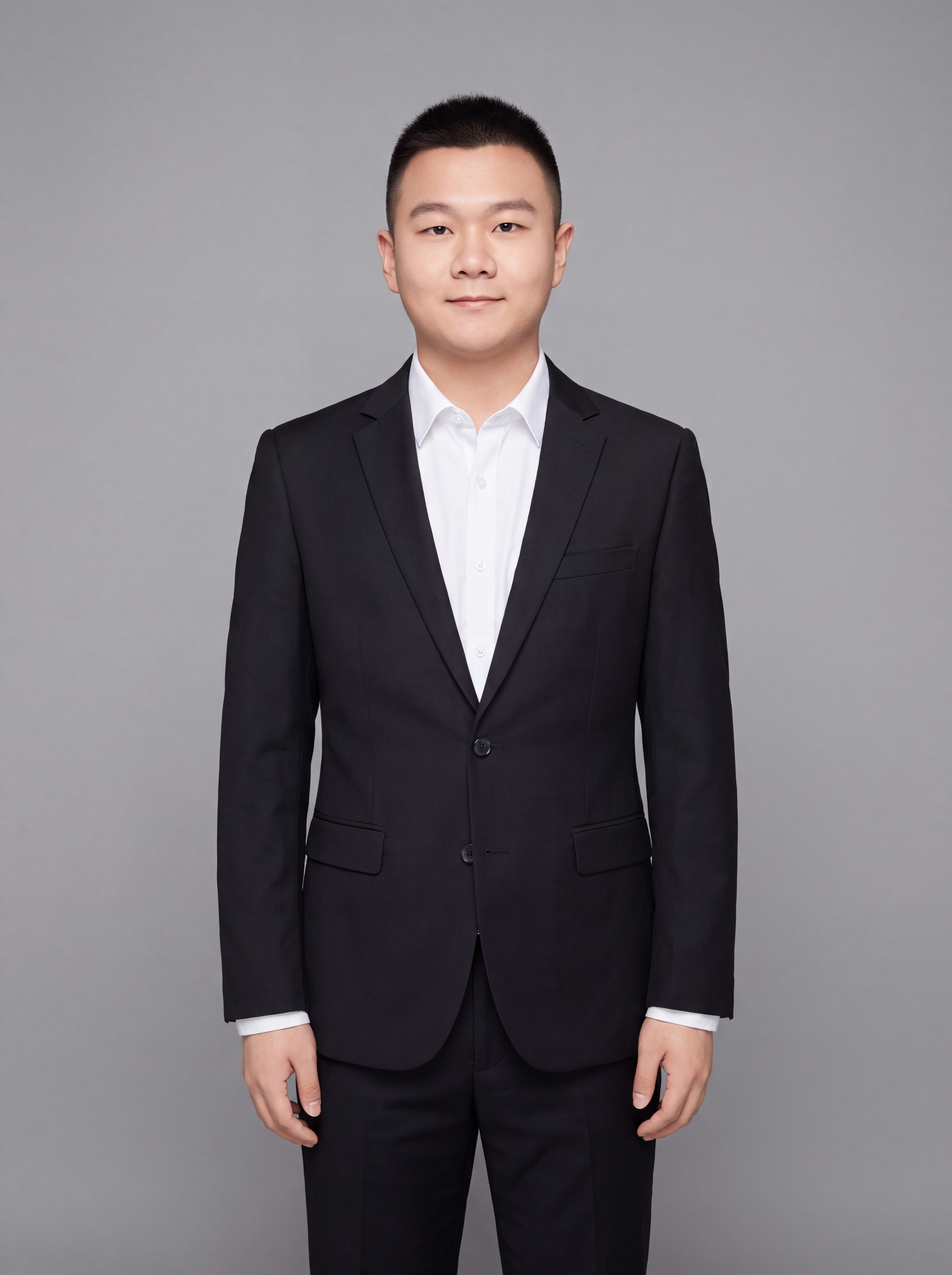 参考图中保留人物脸型、发型、年龄等特征生成职场形象照，标准焦段… - 图片创意预览