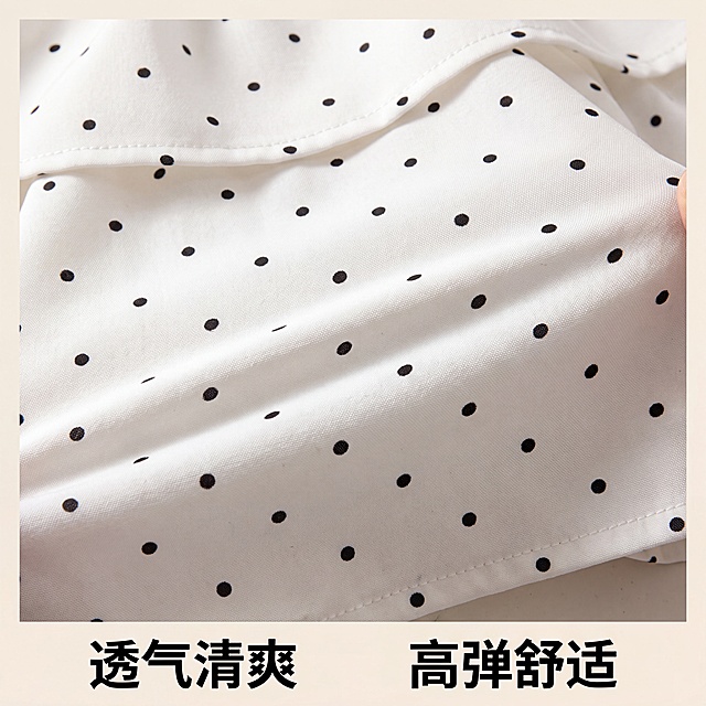[主图-4] 波点高腰层层蛋糕短裙面料卖点细节特写图。
[氛围风格] 特写质感，突出产品优势
[画质] 商业摄影质感、光线柔和通透、产品清晰真实、画面干净高级。
[元素] 特写放大裙子面料局部，同时展示面料透气性和弹力拉伸效果，清晰呈现波点印花工艺、面料纹理和车线做工，保持面料颜色和图案和原产品一致。背景浅米色纯色，聚焦面料细节。保持裙子面料纹理、颜色和输入产品图绝对一致，杜绝任何变形和色差，精细化处理。
[光影] 柔和侧光突出面料纹理，透气肌理清晰可见。
[配色] 主色调米白+黑色波点，浅米色背景，干净突出细节。
[视角构图] 微距特写，聚焦面料区域，细节清晰。
[文字版式] 底部划分两栏文字，左栏透气清爽右栏高弹舒适，黑色清晰字体，和背景对比强烈，不遮挡核心面料特写。
[比例分辨率] 1:1比例，4k分辨率，文字清晰可辨，超高清。
[负向提示词] 变形，文字错乱，产品图模糊，背景杂乱，水印，电商平台Logo。