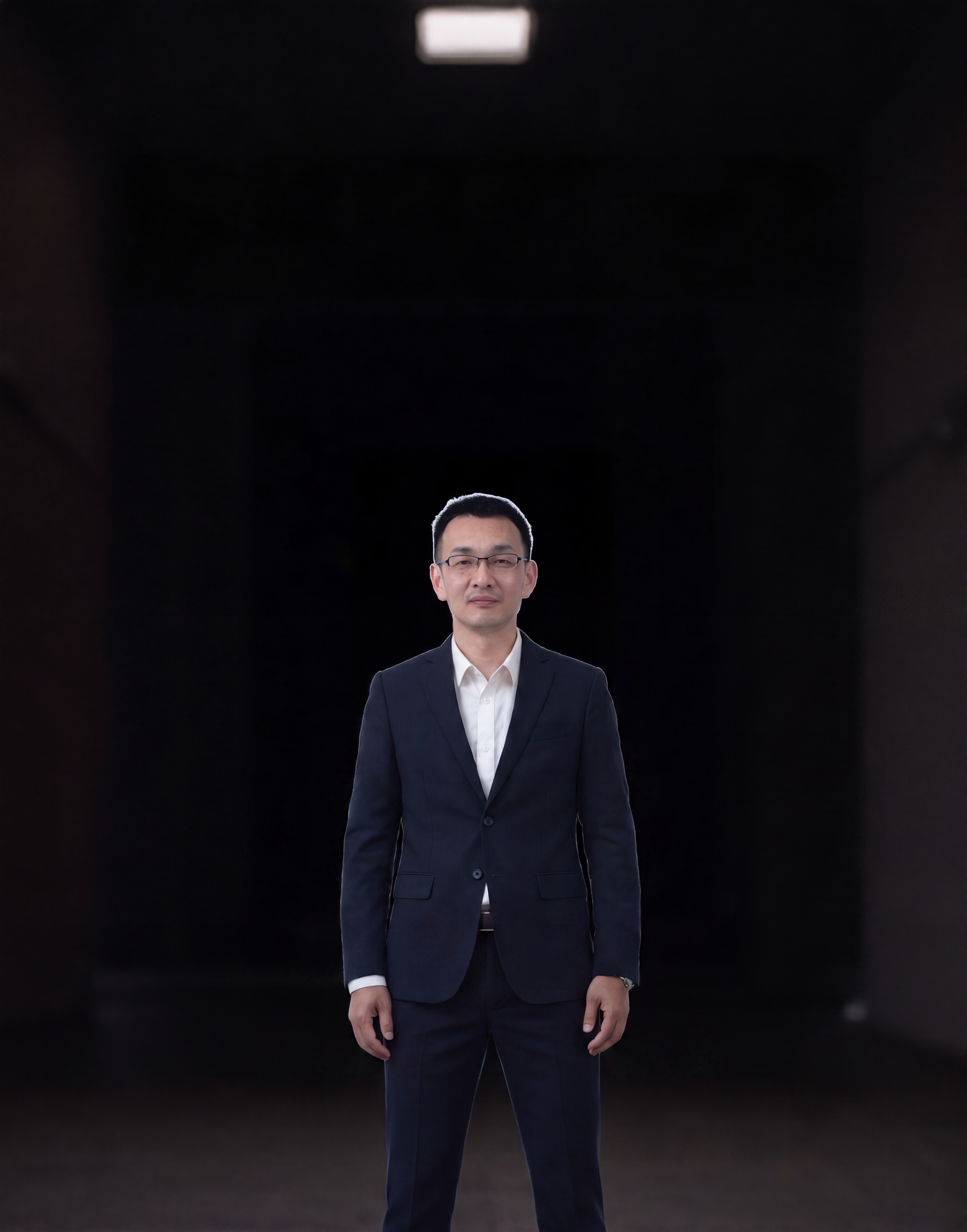 修改图中男士，将双手从口袋中拿出，自然垂放在身体两侧，保持男士… - 图片创意预览