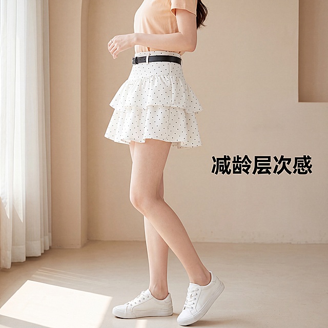 [主图-2] 波点高腰层层蛋糕短裙侧面版型展示图。
[氛围风格] 简约韩系松弛氛围感，和首图风格保持一致
[画质] 商业摄影质感、光线柔和通透、产品清晰真实、画面干净高级。
[元素] 同一位年轻亚洲女模特，皮肤白皙妆容精致，穿着白色波点蛋糕裙搭配浅杏色T恤小白鞋，侧身站立展示裙子层次感和腰头设计，自然转动身体展示裙摆弧度。保持裙子外观（即物理结构、材质质感、颜色）与输入产品图绝对一致，杜绝任何变形和色差，精细化处理。商品主体占比严格控制在60%-80%之间。画面满屏无边框。
[光影] 和首图一致的左侧柔自然光，侧面光影突出裙摆荷叶边的层次立体感，质感清晰。
[配色] 主色调清新米白，黑色波点和黑色腰带点缀，浅米色背景，整体清爽干净，和首图保持一致。
[视角构图] 平视侧面视角，模特腰部以下到脚尖完整入景，突出侧面版型和裙摆蓬松度。
[文字版式] 右侧负空间右对齐，大字文案减龄层次感黑色粗体，不遮挡裙子主体，文字清晰可读。
[比例分辨率] 1:1比例，4k分辨率，文字清晰可辨，超高清。
[负向提示词] 变形，文字错乱，产品图模糊，背景杂乱，水印，电商平台Logo，更换模特。