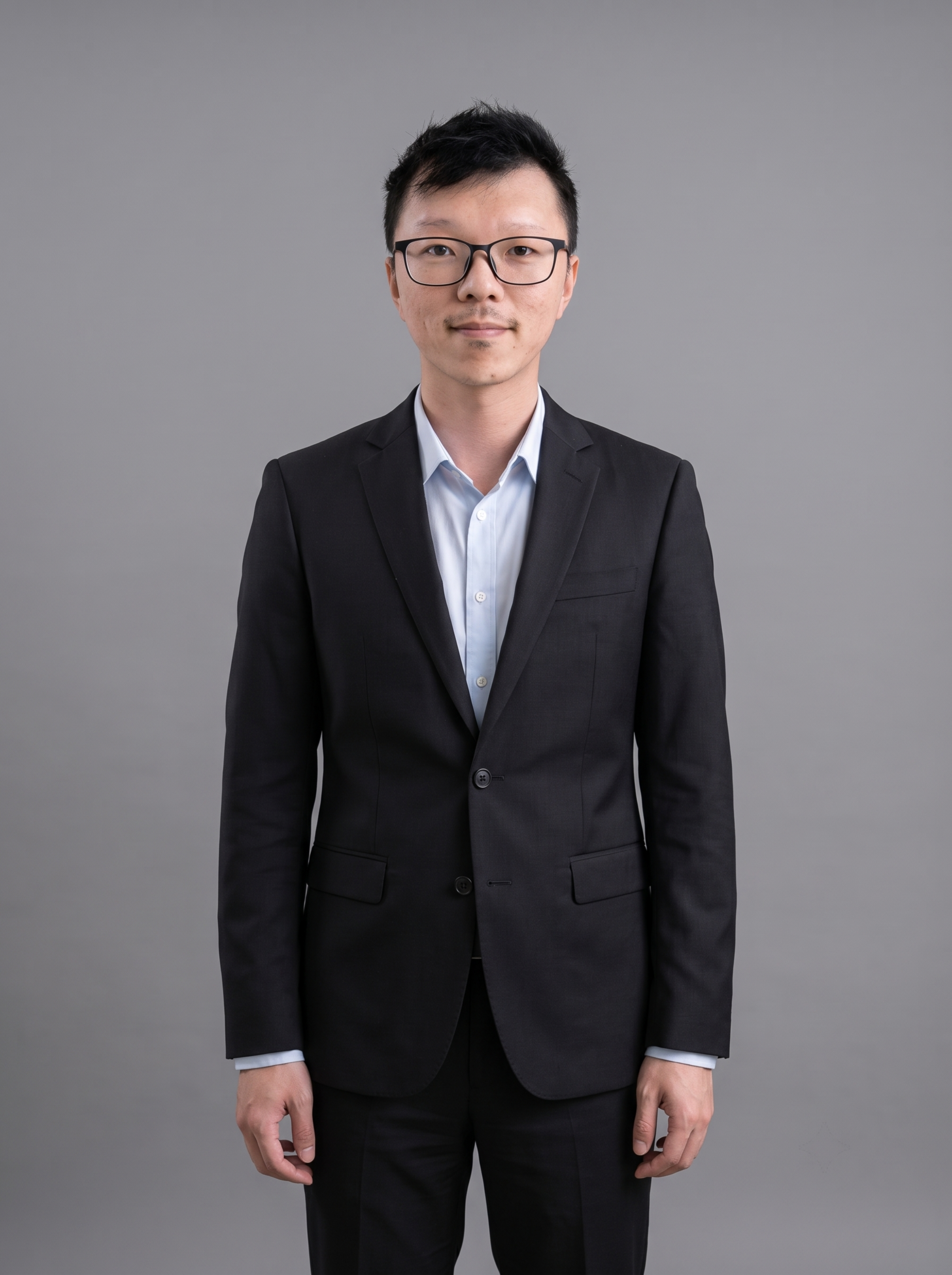 参考图中保留人物脸型、发型、年龄等特征生成职场正装全身形象照，… - 图片创意预览