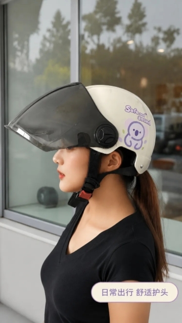 [第5屏] 详情页真人佩戴展示屏，奶油米配色电动车头盔室内佩戴效果，本屏使用【图7】作为商品主体。
[氛围/风格] 日常通勤场景，真实室内环境，自然清新氛围，生活化实拍质感。
[元素布局] 人物侧半身预览效果