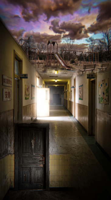 梦核风格场景：抽象和具象结合，画面呈现小时候记忆中的梦境场景，包含空荡荡的走廊、过度明亮的教室、空无一人的游乐场，颜色诡异失真的天空，画面角落有一扇看起来普通却充满压迫感、让人不敢推开的门，整体氛围朦预览效果