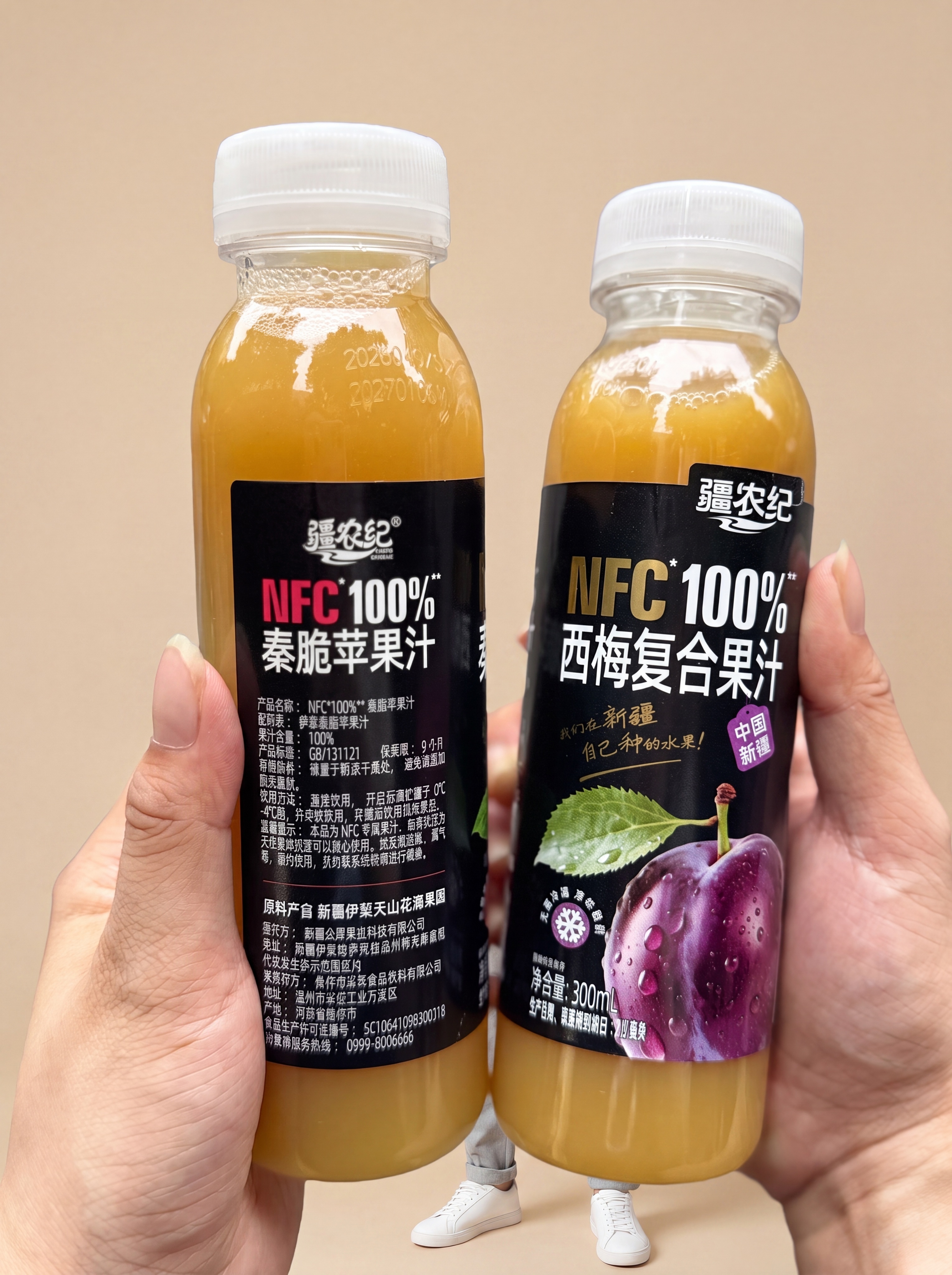 保留手拿着产品的姿态，将背景替换为干净简约场景，产品下方露出帅… - 图片创意预览