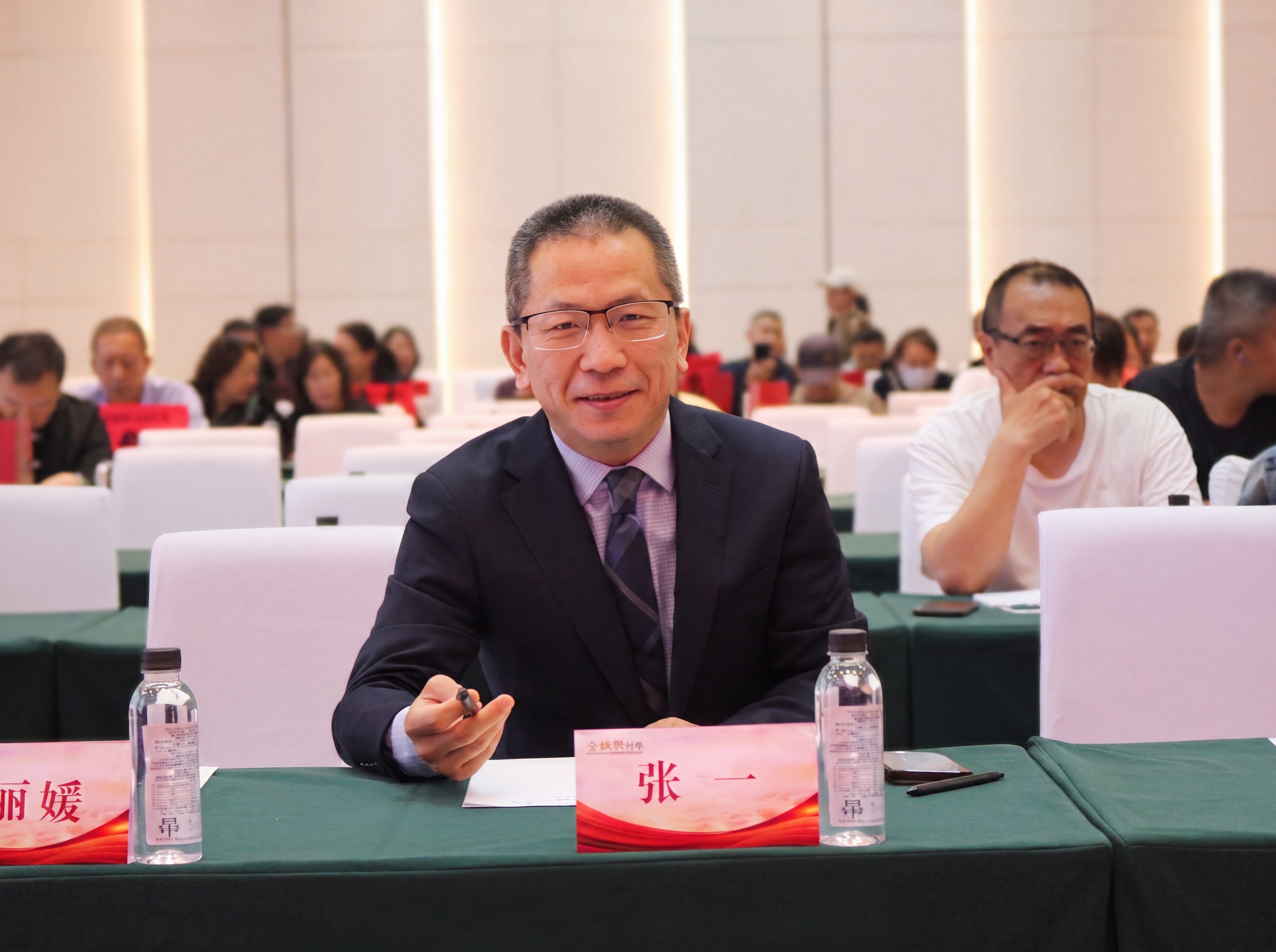 调整会议照片颜色和光线，调亮人物肤色，突出中心人物，保留清晰的… - 图片创意预览