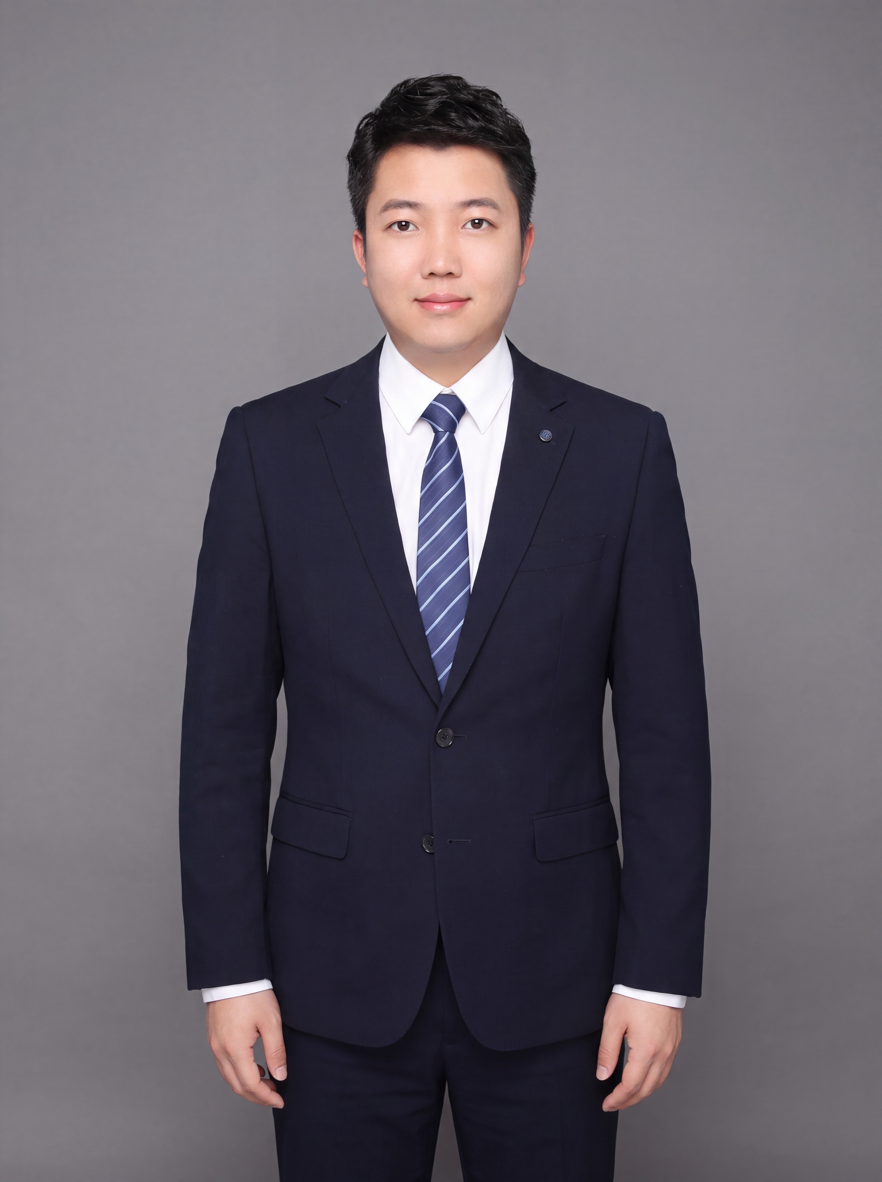 参考图中保留人物脸型、发型、年龄等特征生成职场全身职业形象照，… - 图片创意预览