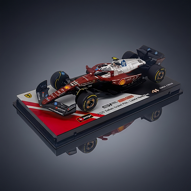 为图1的F1赛车模型生成图2同款商业展示视觉效果，参考图2的深灰色渐变背景、光影质感、整体构图和高清晰度的收藏级模型材质质感，保留图1原赛车涂装、图案文字和车型不变