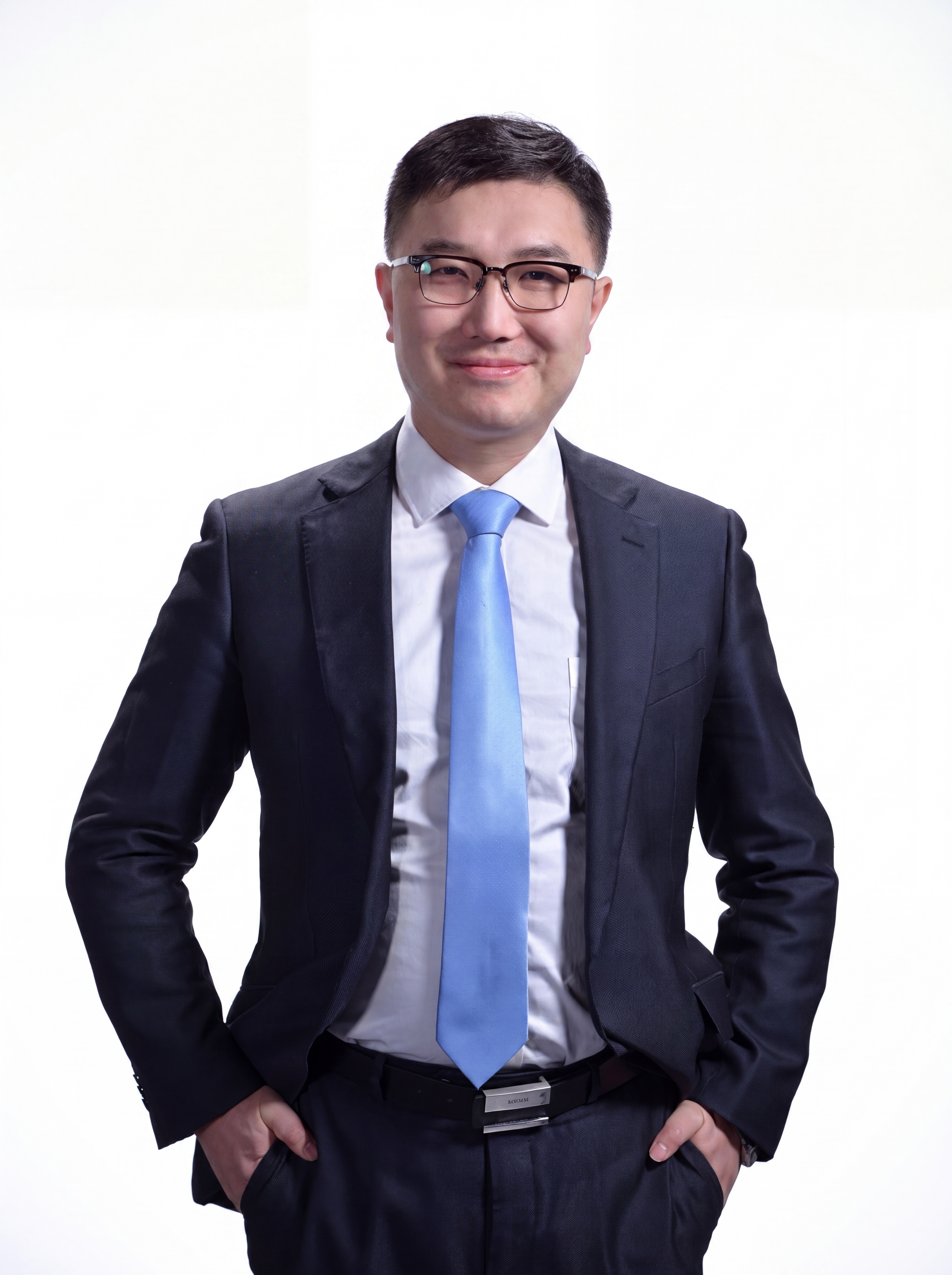 参考图中保留人物脸型、发型、年龄等特征生成职场形象照，标准焦段… - 图片创意预览