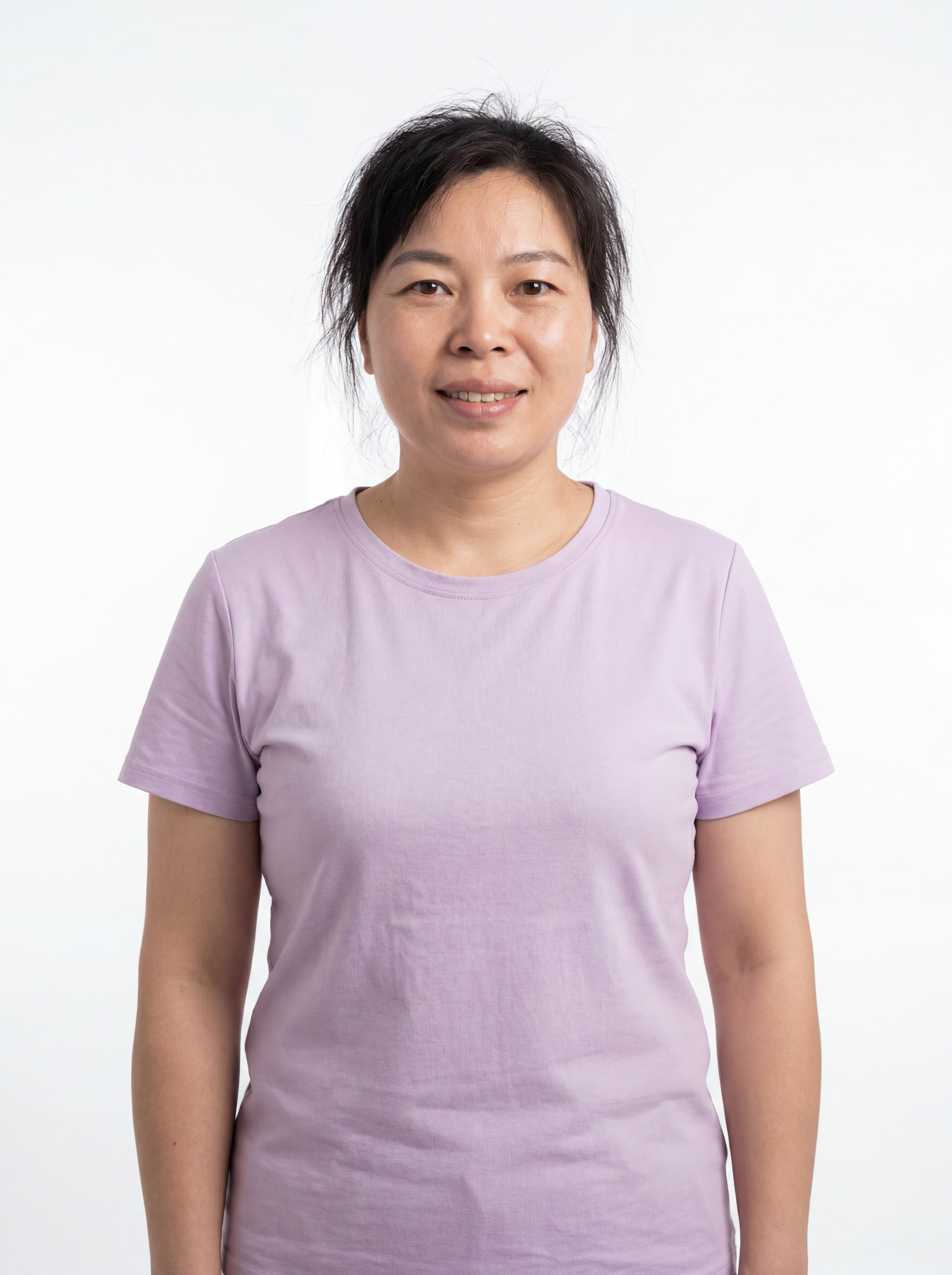 参考图中保留人物脸型、发型、年龄等特征生成月嫂职场形象照，标准… - 图片创意预览
