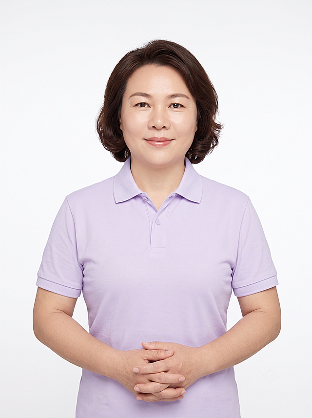 参考图中保留人物脸型、发型、年龄等特征生成高级月嫂职场形象照，标准焦段50mm，f/4光圈，平视视角，镜头与人物视线齐平；人物占画面70%，人物居中，居中构图，位于画面中心，为视觉聚焦点，入境范围头部及以下至臀部下方10cm（半身像）；左右留少量背景空间；头部与画面顶部保留5%空间；头部发型完整，头肩比例协调，人物结构准确；发质微微柔顺，微微蓬松；身穿浅紫色高支精梳棉翻领短袖上衣，着装正式干练；亲切专业，沉稳亲和；身形匀称，姿态端正，身体挺拔。呈自然站姿，双手交叠于身前，肢体放松且自信；简约纯白色纯色背景，呈现均匀柔和质感，背景光线均匀柔和，强化色彩对比的高级感，极简干净；画质超高分辨率、细节清晰，现代精致感风格；肤质精细化处理；眼神直视镜头，目光坚定且澄澈，表情自然。嘴角上扬；清透自然裸妆，轻薄底妆+淡唇妆，妆感轻薄轻透裸肌感，通透感肤质，肤质自然细腻，肤色健康均匀，雾面柔光裸肌感，保留真实皮肤细节。正面柔光补光，4800K中性光，面部光比1:1.5，色调明亮。中近景写实摄影，对焦清晰，高清保留皮肤细节；分辨率4K，去除奖杯，去除人物之外的所有元素，严格按照图片内容生成，画面比例3:4