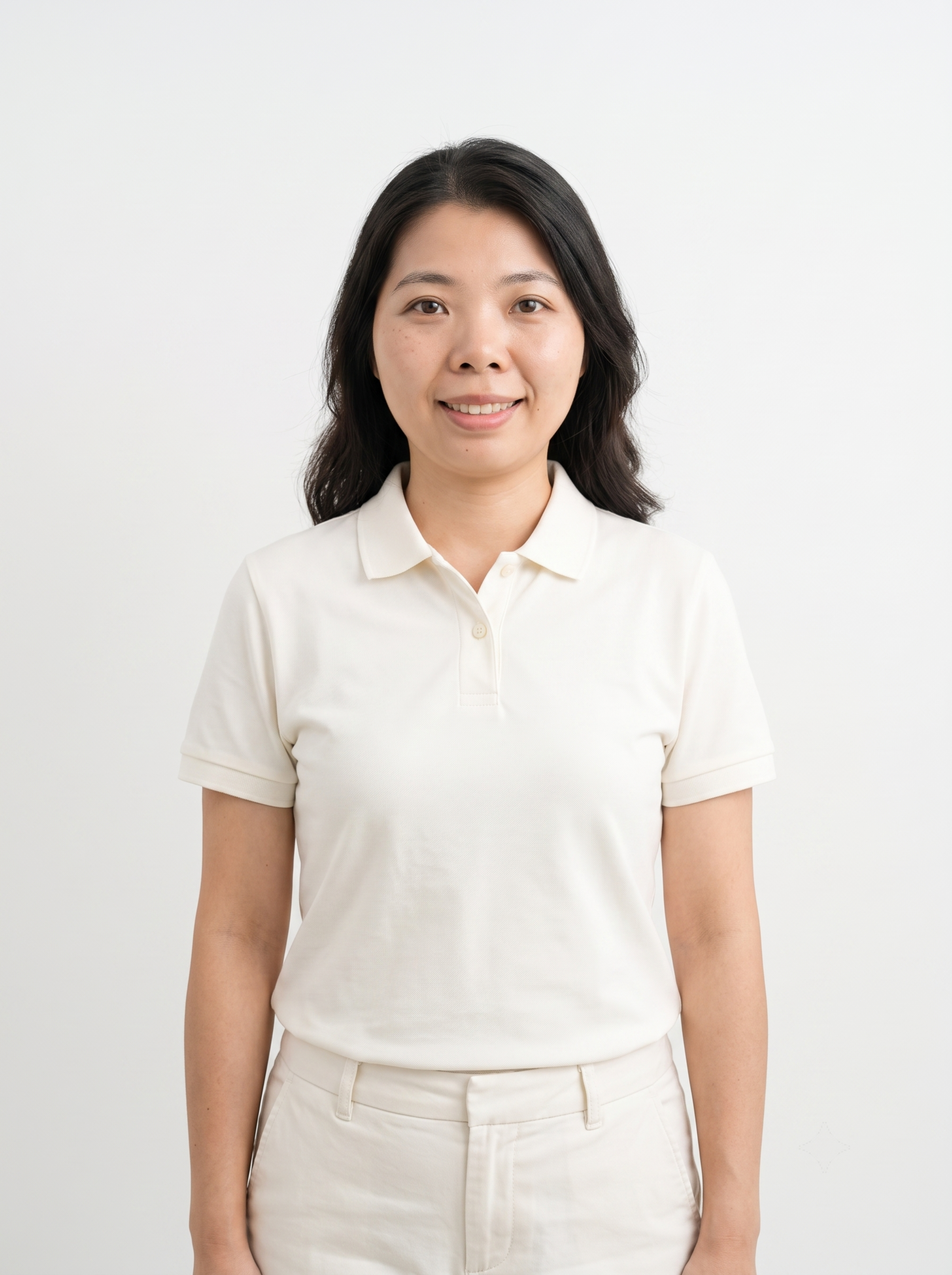 参考图中保留人物脸型、发型、年龄等特征生成月嫂专业形象照，标准… - 图片创意预览