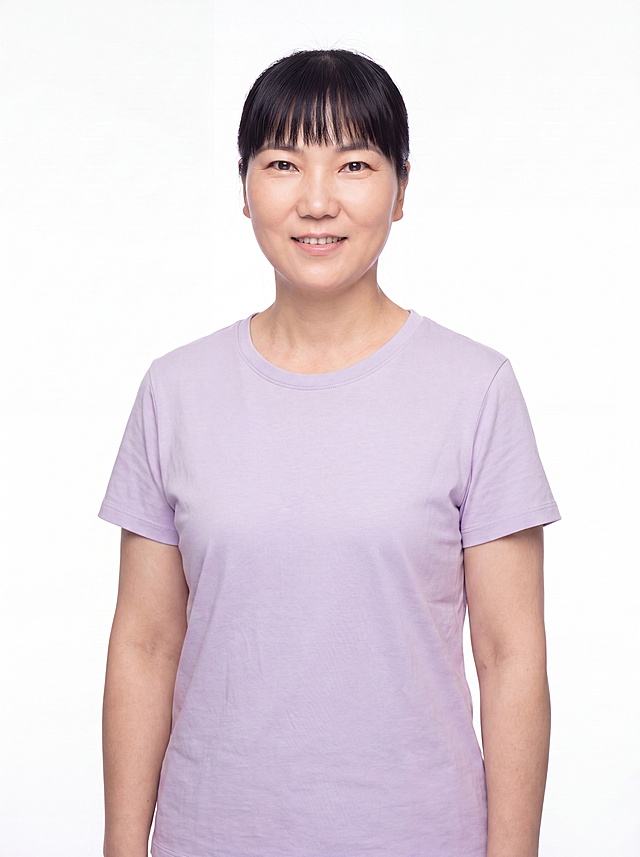 将这件浅紫色翻领衬衫替换为浅紫色圆领T恤，保持人物脸型、发型、年龄不变，保持纯白色背景不变，调整姿势让双手自然垂放下来，右手自然放下不再放在衣襟位置，整体保持专业形象照风格，画质清晰，皮肤质感自然