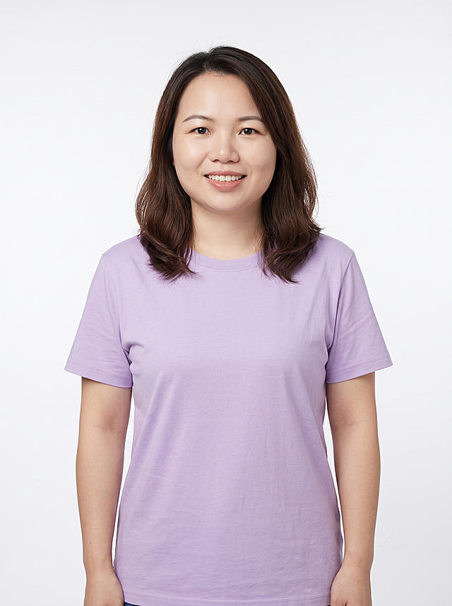 参考图中保留人物脸型、发型、年龄等特征生成月嫂职业形象照，标准焦段50mm，f/4光圈，平视视角（镜头与人物视线齐平）；人物占画面70%，人物居中，位于画面中心，为视觉聚焦点，入境范围头部及以下至臀部下方10cm（半身像）；左右留少量背景空间；头部与画面顶部保留5%空间；头部发型完整，头肩比例协调，人物结构准确；发质微微柔顺，微微蓬松；身穿浅紫色高支精梳棉短袖T恤，简约干净，着装干练亲和，温柔亲切值得信赖，身形匀称，姿态端正，身体挺拔；呈站姿，双手自然下垂，肢体放松且自信；去除所有多余配饰，保持画面干净；简约纯净纯白色纯色背景，呈现均匀柔和质感，背景光线均匀柔和，强化色彩对比的高级感，极简干净；画质超高分辨率、细节清晰，现代精致感风格；肤质精细化处理；眼神直视镜头，目光坚定且澄澈，表情自然，嘴角上扬；清透自然裸妆，妆感轻薄轻透裸肌感，通透感肤质，肤质自然细腻，肤色健康均匀，雾面柔光裸肌感，保留真实皮肤细节。正面柔光补光，4800K中性光，面部光比1:1.5，色调明亮；中近景写实摄影，对焦清晰，高清保留皮肤细节；分辨率4K，去除人物之外的所有元素，严格按照图片内容生成，画面比例3:4