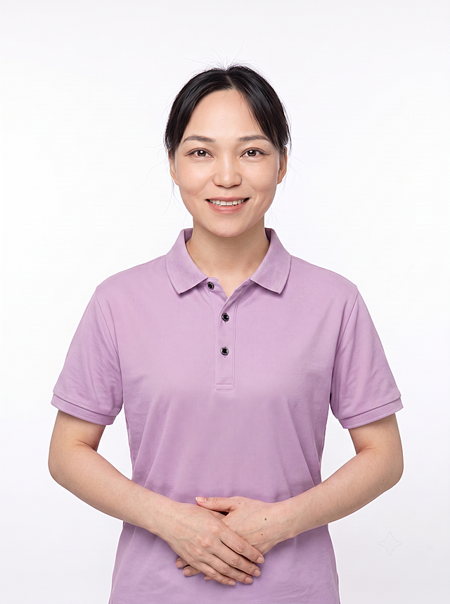 仅修改图片中上衣的颜色，将红色polo衫更换为浅紫色，保留原本的白色背景、人物姿态、面部特征和整体画质不变