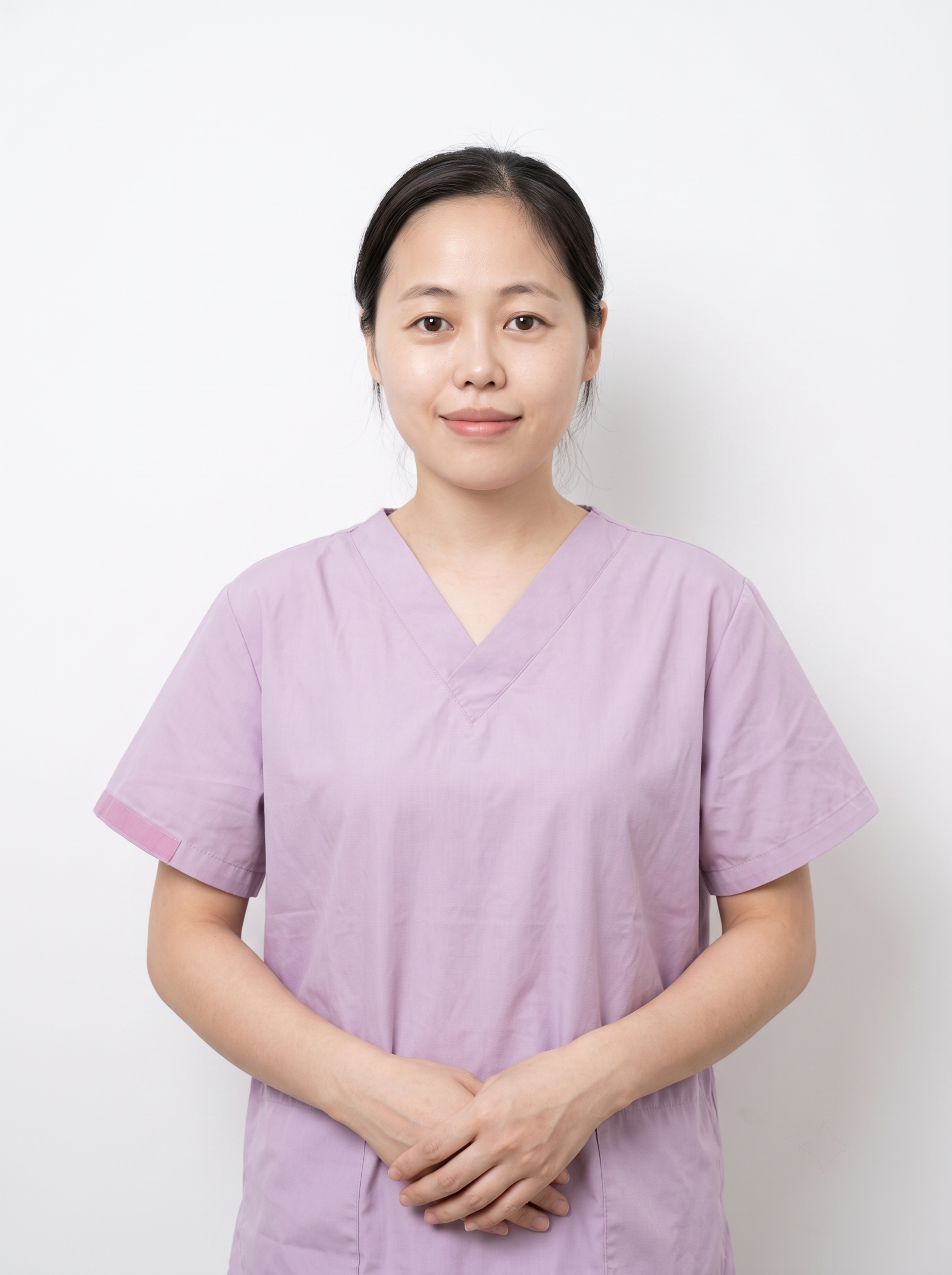 参考图中保留人物脸型、发型、年龄等特征生成月嫂职业形象照,标准… - 图片创意预览