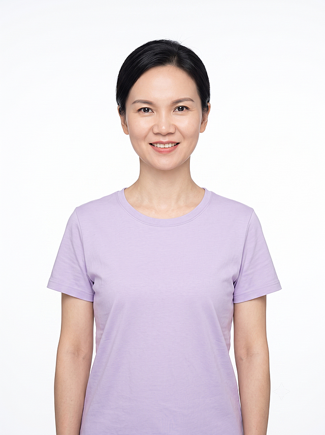 参考图中保留人物脸型、发型、年龄等特征生成月嫂职场形象照,标准焦段50mm,f/4光圈(f/2.8-f/4区间),平视视角(镜头与人物视线齐平);人物占画面70%,人物居中(居中构图),位于画面中心,为视觉聚焦点,入境范围头部及以下至臀部下方10cm(半身像);左右留少量背景空间;头部与画面顶部保留5%空间;头部发型完整,头肩比例协调,人物结构准确;发质微微柔顺，微微蓬松。身穿浅紫色高支精梳棉T恤;着装干净亲和;专业可靠，温柔亲切;身形匀称,姿态端正,身体挺拔。呈自然站姿，微笑正视镜头，肢体放松且自信;去除项链和耳环配饰，保持纯白色背景，呈现均匀柔和质感，极简干净;画质超高分辨率、细节清晰,现代精致感风格;肤质精细化处理;眼神直视镜头,目光坚定且澄澈,表情自然。嘴角上扬;清透自然裸妆(轻薄底妆+淡唇妆)妆感轻薄轻透裸肌感,通透感肤质,肤质自然细腻,肤色健康均匀,雾面柔光裸肌感,保留真实皮肤细节｡正面柔光补光,4800K中性光,面部光比1:1.5,色调明亮｡中近景写实摄影,对焦清晰,高清保留皮肤细节｡分辨率4K,去除人物之外的所有元素。严格按照图片内容生成。画面比例3:4