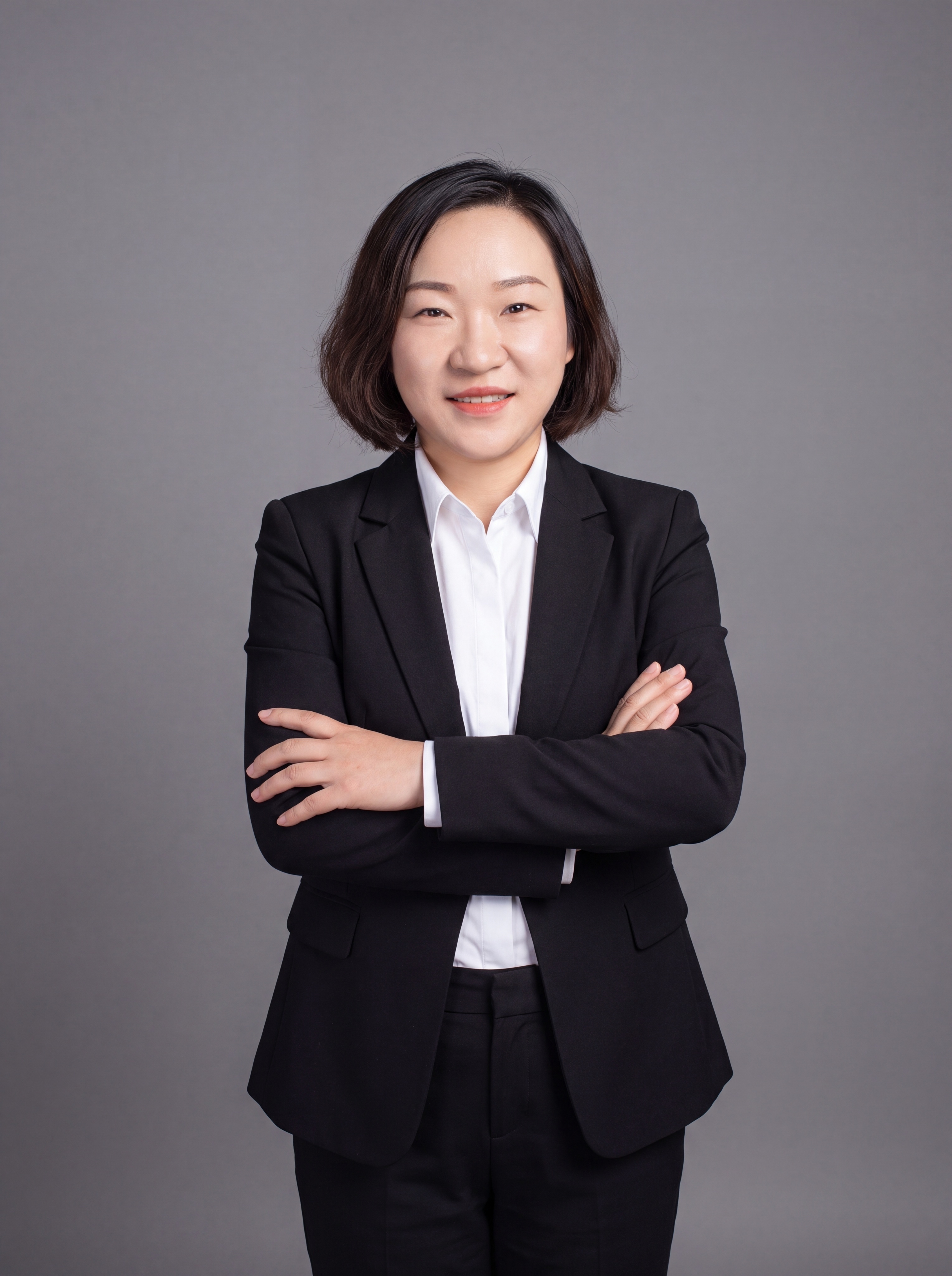 参考图中保留人物脸型、发型、年龄等特征生成职场形象照，标准焦段… - 图片创意预览