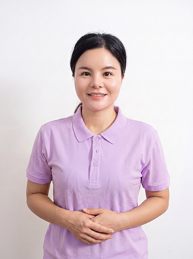 仅将图片中女士的上衣颜色修改为浅紫色，保留人物、姿势、纯白色背景和其他细节不变，保持原有高清画质和自然质感