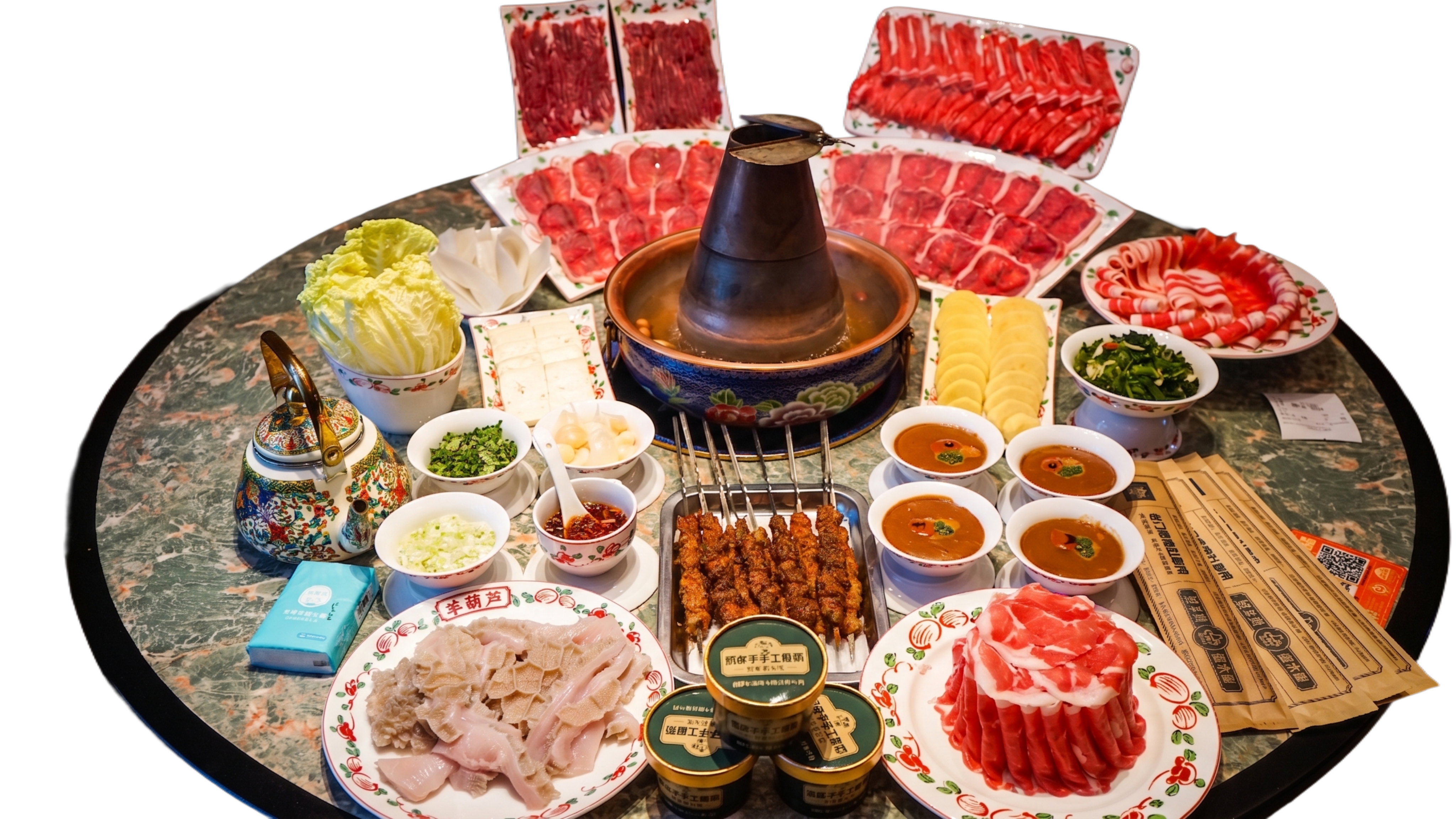 将图片左下角的那盘肉卷，替换成第二张图里的新鲜毛肚，毛肚盘子和… - 图片创意预览