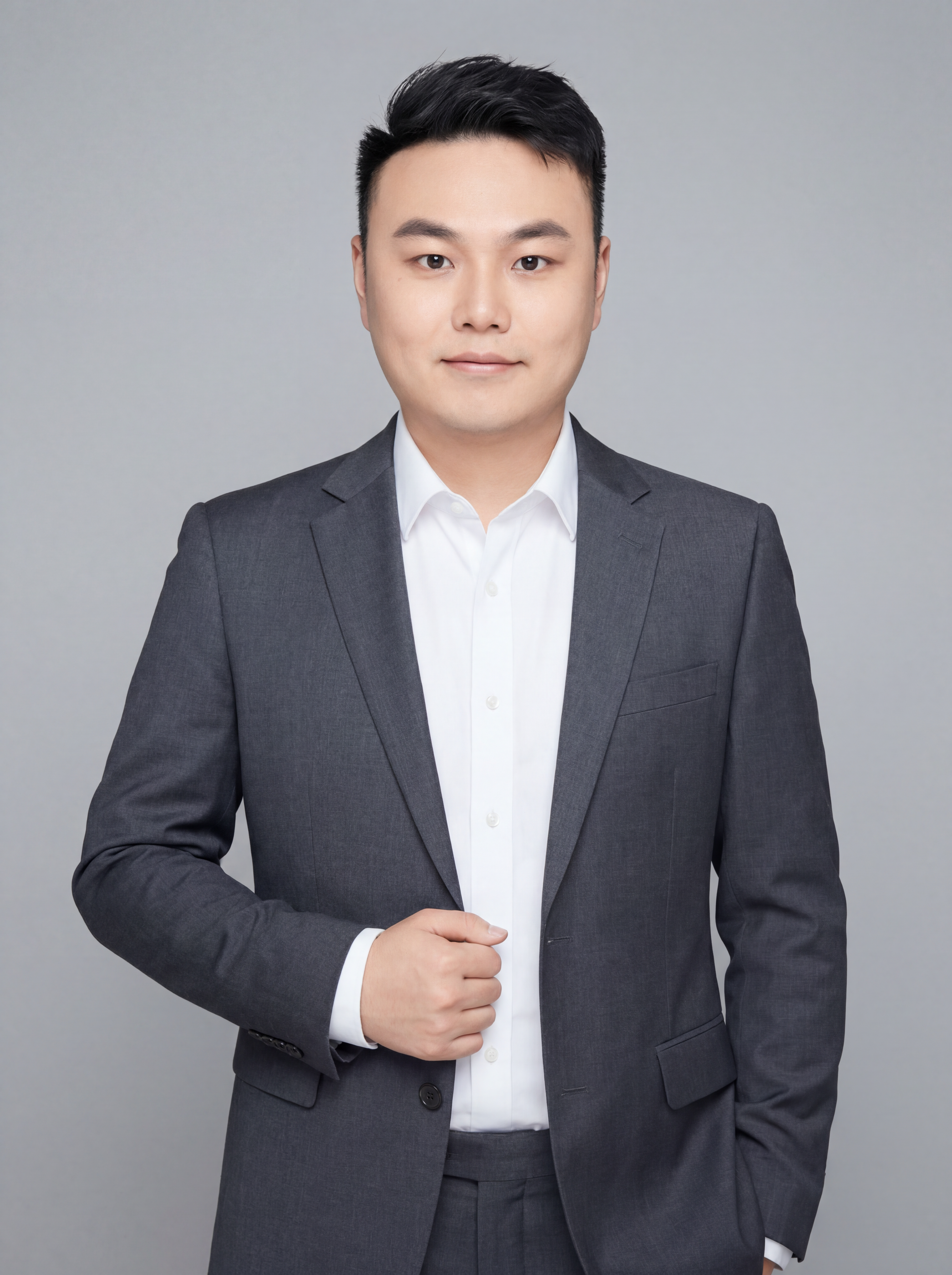 参考图中保留人物脸型、发型、年龄等特征生成职场形象照,标准焦段… - 图片创意预览