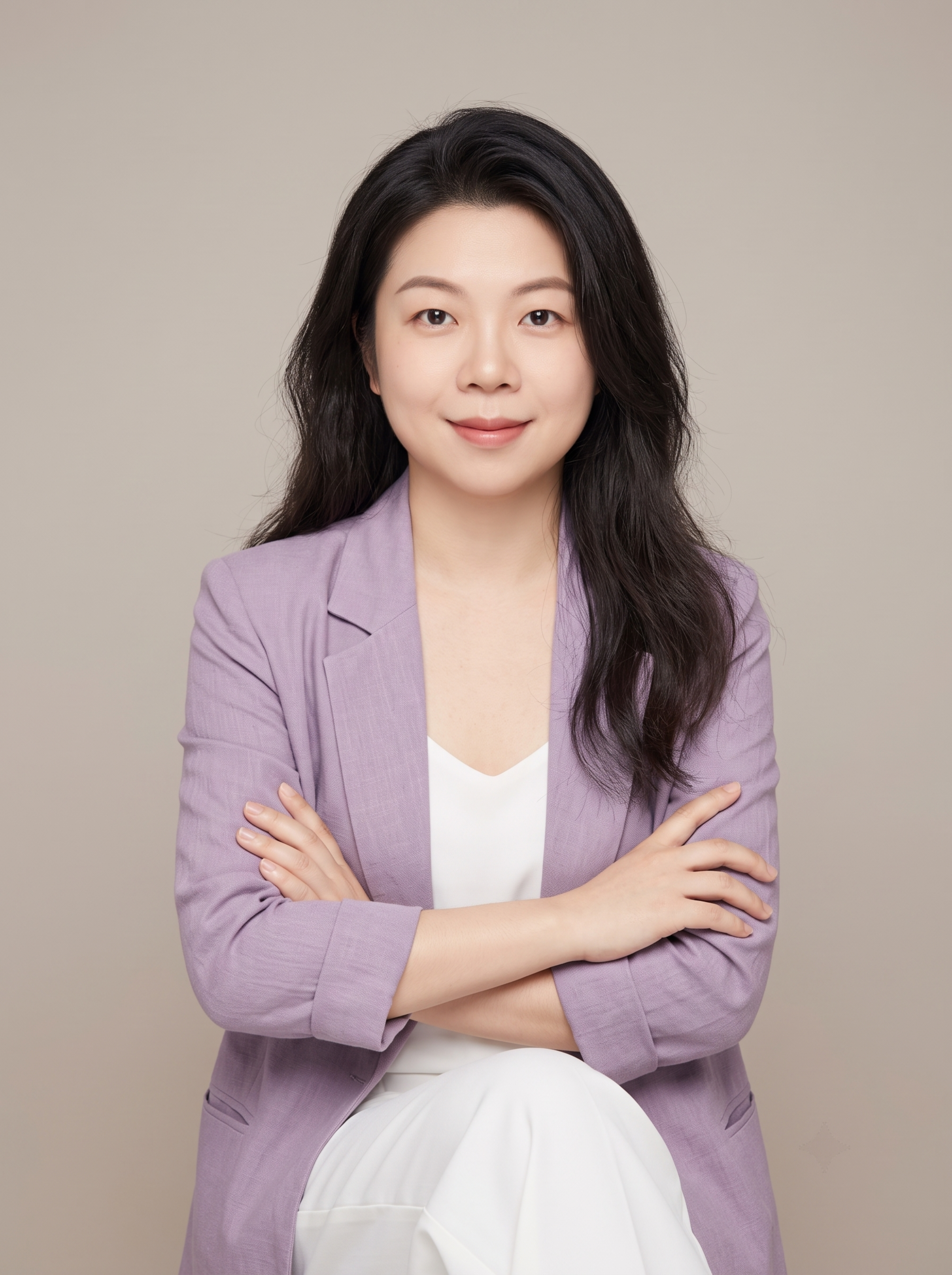 参考图中保留人物脸型、发型、年龄等特征生成情感主播职场形象照,… - 图片创意预览