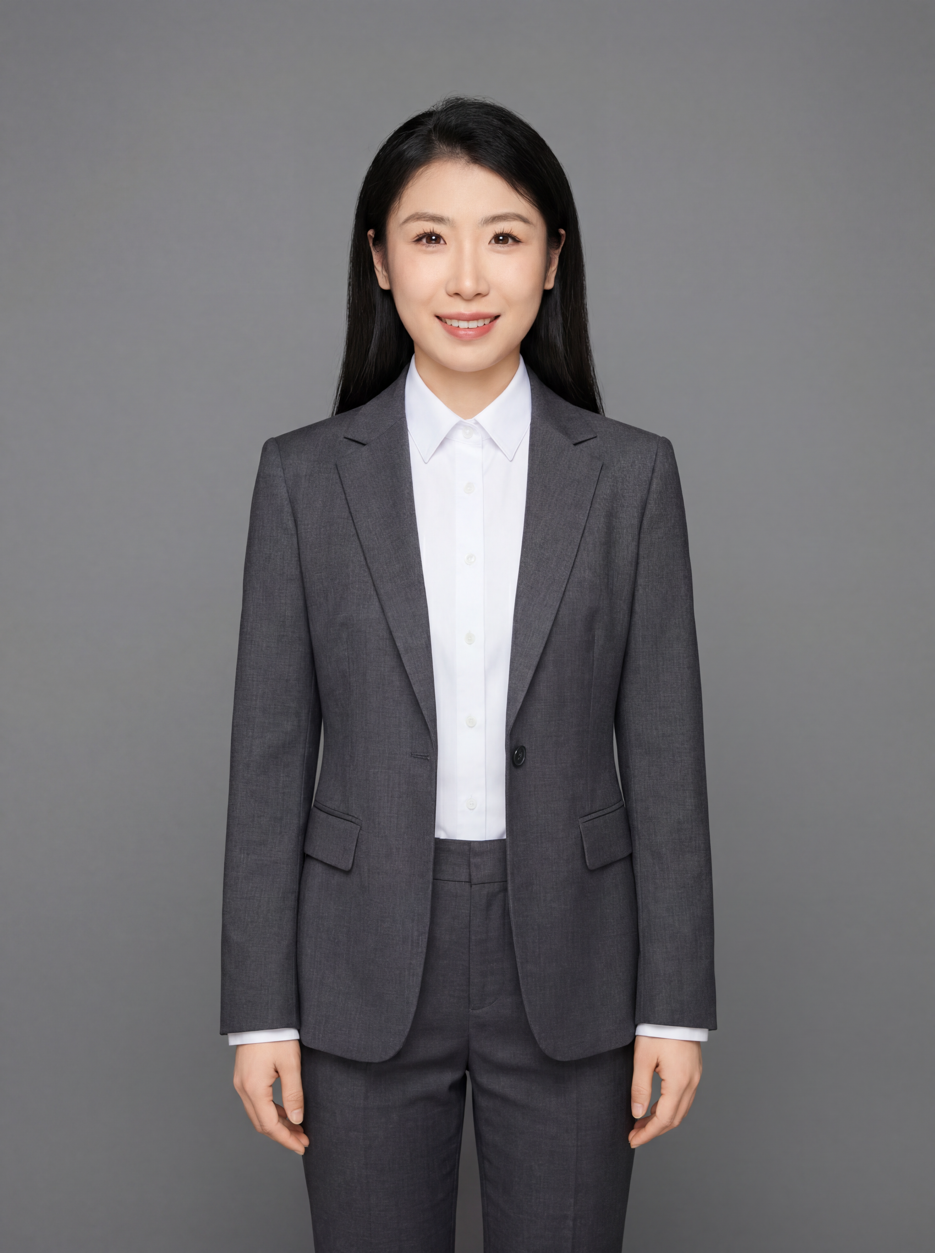 参考图中保留人物脸型、发型、年龄等特征生成职场形象照，标准焦段… - 图片创意预览