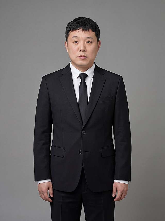 参考图中保留人物脸型、五官、发型和年龄特征，生成男性全身职场形象照，面部保持不变。标准焦段50mm，f/4光圈，平视视角，镜头与人物视线齐平；人物占画面合适比例，人物居中居中构图，位于画面中心为视觉聚焦点，生成全身照展现人物完整身形；头部与画面顶部保留合适空间，头身比例协调，人物结构准确；身穿深黑色精纺羊毛混纺西装外套，平驳领设计，面料呈细腻微微哑光质感；内搭白色高支精梳棉衬衫；下装为深黑色精纺羊毛混纺西裤；系黑色真丝领带，着装正式干练，专业稳重，身形匀称，姿态端正，身体挺拔。呈站姿，双手自然下垂，肢体放松且自信；发质微微柔顺，微微蓬松，发梢微微修整，干练大气，主体锐利。简约微微中性灰色纯色背景，呈现均匀柔和质感，背景光线均匀柔和，强化色彩对比的高级感，极简干净；画质超高分辨率、细节清晰，现代精致感风格；肤质精细化处理；眼神直视镜头，目光坚定且澄澈，表情自然；肤质自然细腻，肤色健康均匀，皮肤状态清爽干净，保留真实皮肤细节。正面柔光补光，4800K中性光，面部光比1:1.5，写实摄影，对焦清晰，面部雾面柔光，轻透裸肌感，高清保留皮肤细节；分辨率4K，去除人物之外的所有元素。严格按照图片内容生成，画面比例3:4