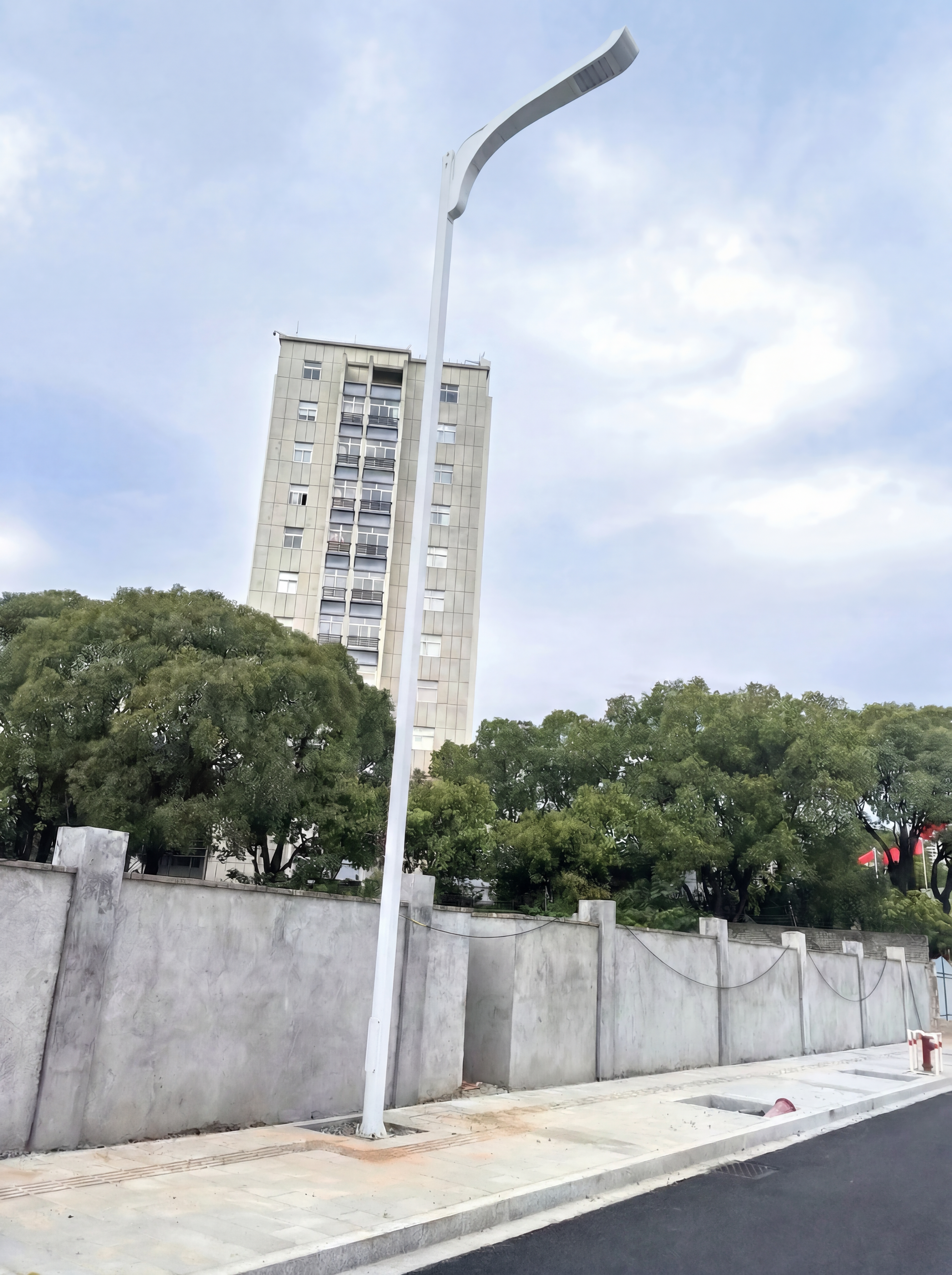 将这张仰视图修改为平视正面视角正视图，保持白色路灯结构和整体场… - 图片创意预览