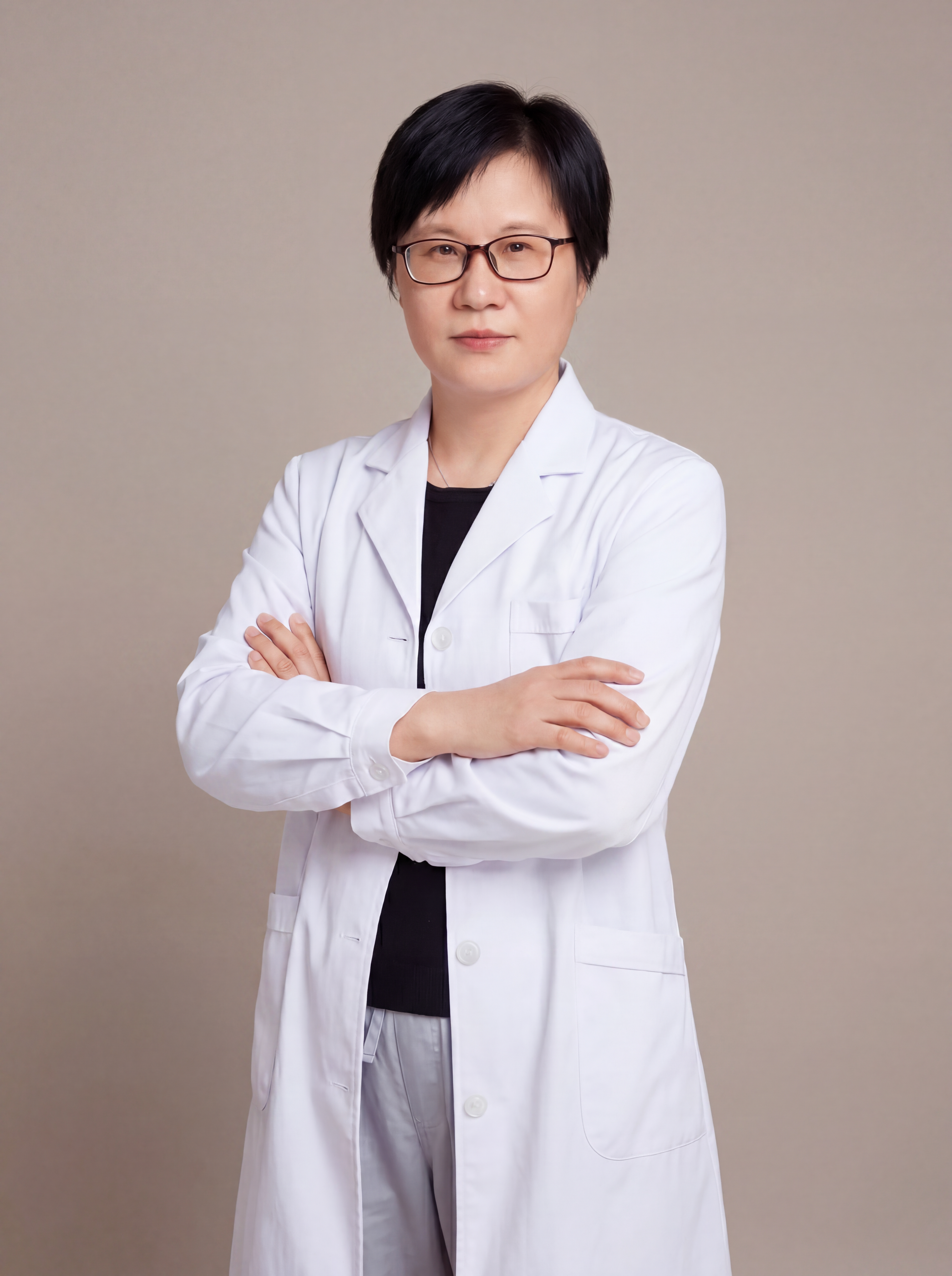 保留人物脸型、发型、年龄、服装姿势不变，仅将背景替换为简约米灰… - 图片创意预览