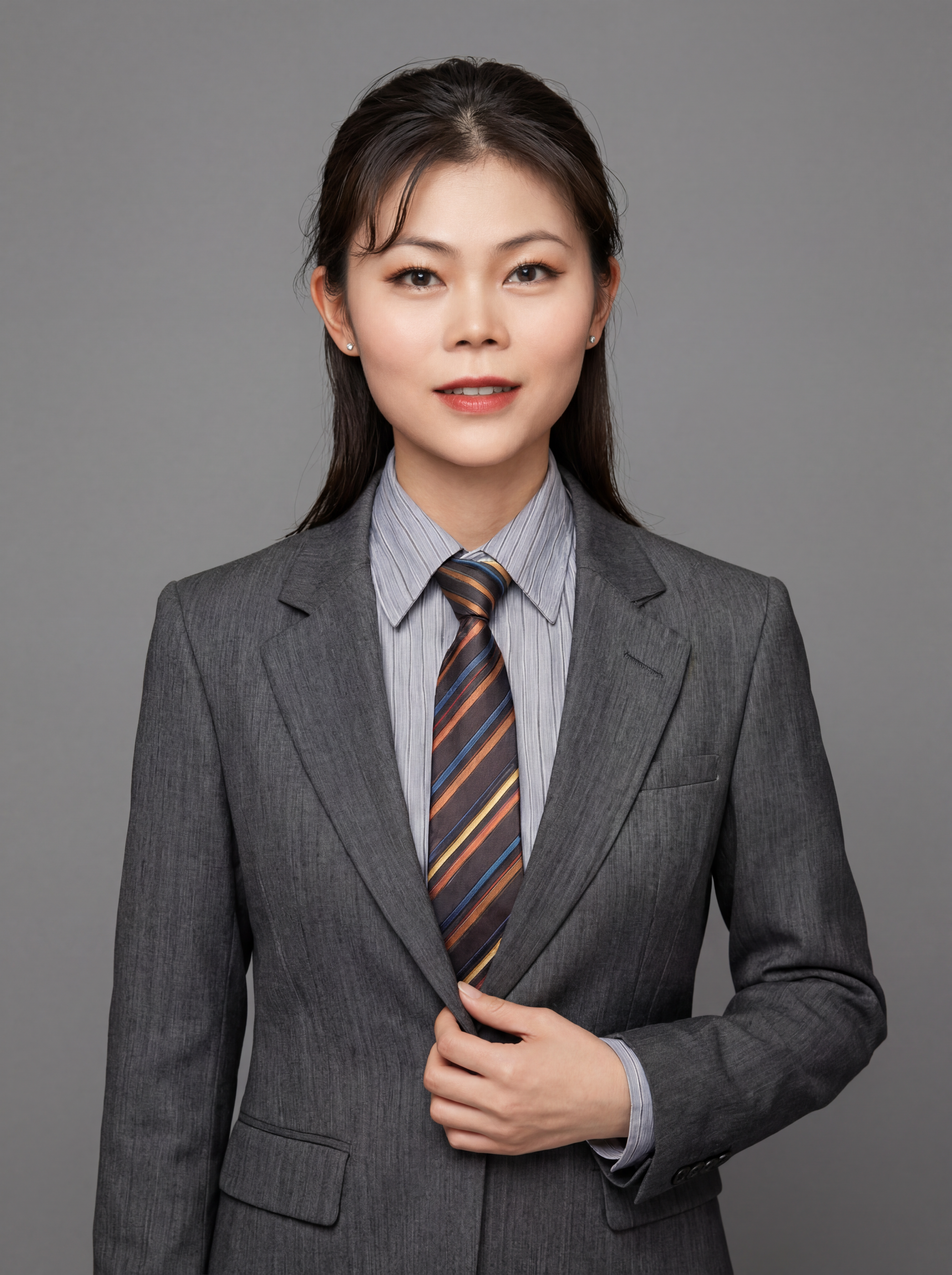 参考图中保留人物脸型、发型、年龄等特征生成教师/医疗行业职场半… - 图片创意预览