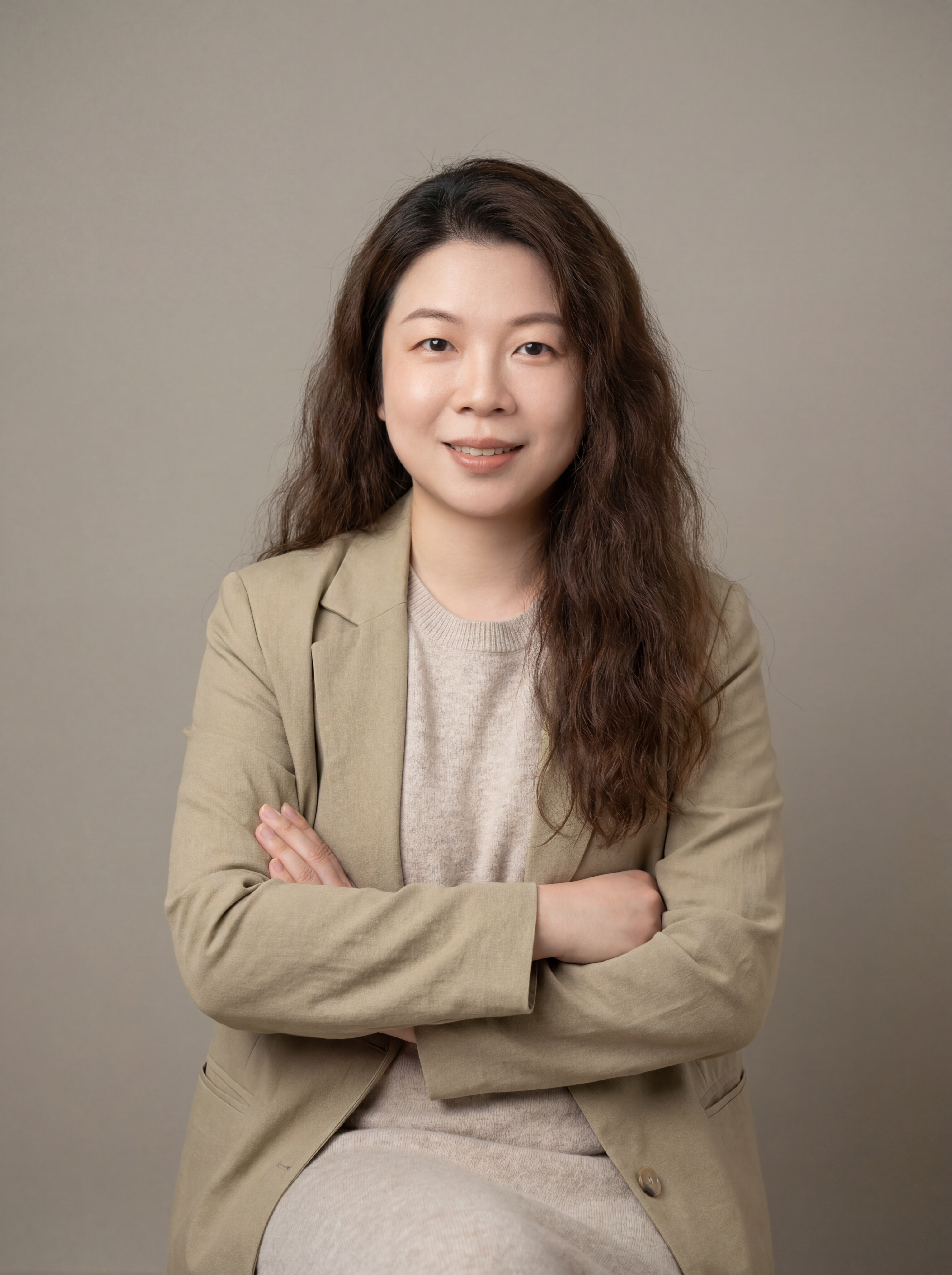 参考图中保留人物脸型、发型、年龄等特征生成情感主播职场形象照,… - 图片创意预览