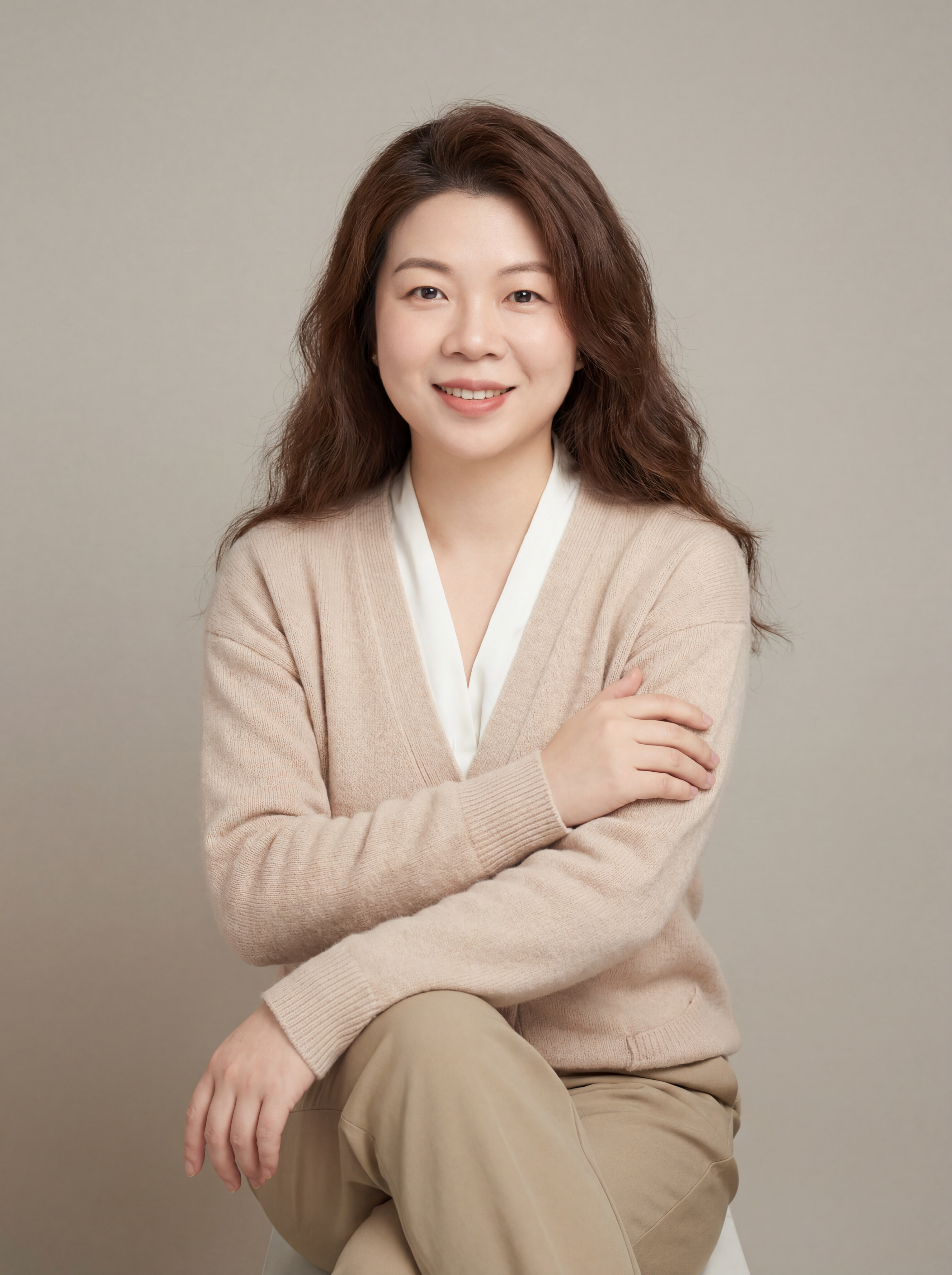 参考图中保留人物脸型、发型、年龄等特征生成情感主播职场形象照,… - 图片创意预览