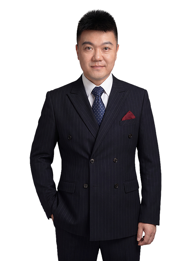 从原图截取出第二个男生，提取保留他的脸型、发型、五官和年龄特征，补全完整的手臂部分，生成一张单独的职场高管形象照，保持深色条纹西装+白衬衫+领带不变，姿势改为左手插兜，去掉其他人物，背景完全透明无实体背景，补全缺失部分，分辨率4K，专业商务质感，肤质自然细腻，保留真实皮肤细节，正面柔光补光，人物居中，半身构图，画面比例3:4