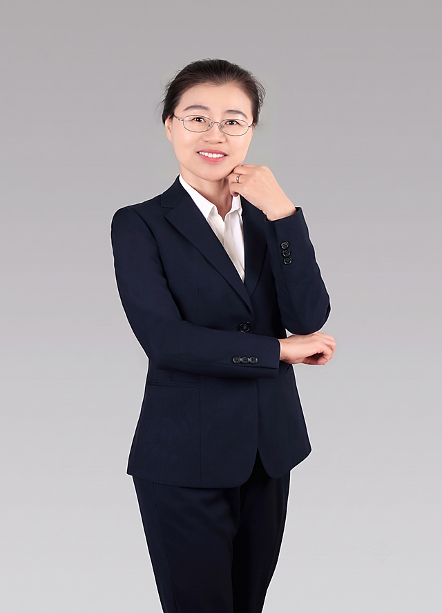 对图片整体进行高清修复，提升清晰度，做自然美颜处理，让脸型更匀称，优化头发，让头发更加整洁自然，保留原深蓝色西装+白衬衣穿搭，保留原姿势表情和灰色背景，画质提升到4K，细节清晰自然。
