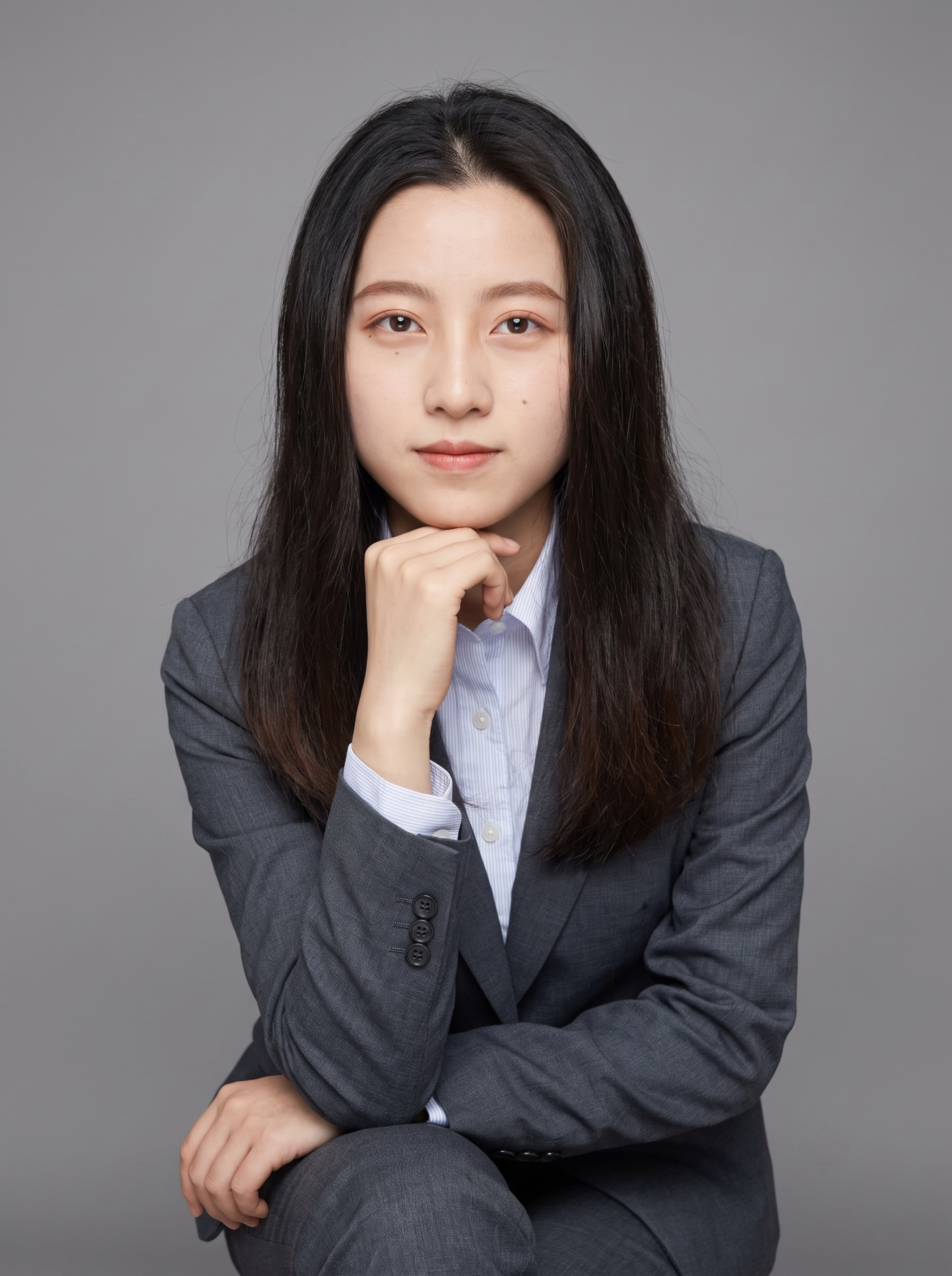 参考图中保留人物脸型、发型、年龄等特征生成职场形象照,标准焦段… - 图片创意预览