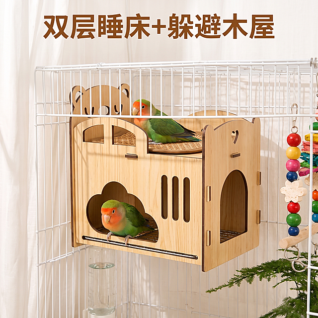 将【图1】的双层熊头造型宠物躲避睡床产品，替换背景到【图2】的白色鸟笼+彩色磨牙串+白窗帘绿植明亮背景中，保持产品本身木质结构、熊头造型镂空、上层藤编睡床、下层躲避屋开孔和所有五金配件完全不改变，不显示原尺寸文字，添加标题文字“双层睡床＋躲避木屋”，在下层躲避屋开口处放置1只真实鹦鹉躲避，在上层藤编睡床放置1只真实鹦鹉休息，保证鹦鹉和产品自然融合，调整光影与自然光风格和背景协调统一，保持自然清新电商主图风格，商业摄影质感，产品真实清晰。
[负向提示词] 产品变形，结构改变，显示尺寸文字，文字错误，鹦鹉形态怪异，鹦鹉和产品不融合，配件丢失，背景不协调，光影不一致，水印。