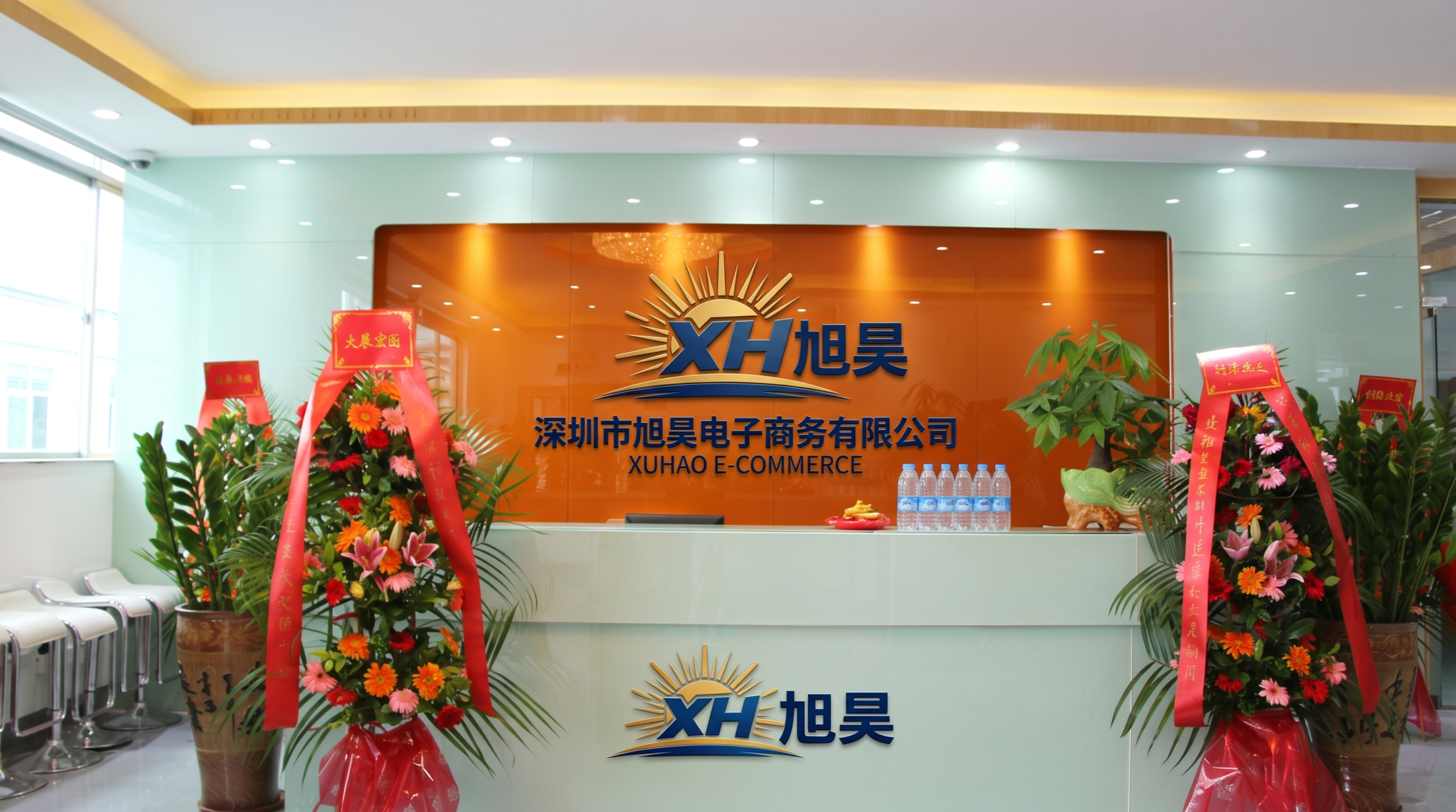将原图片前台背景墙上和前台桌面的E车E拍logo，替换成第二张… - 图片创意预览