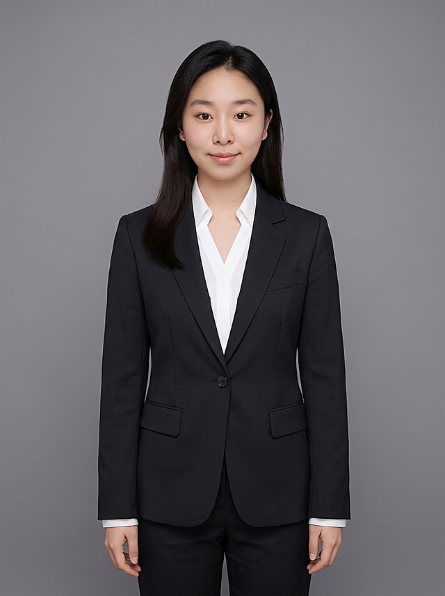 参考图中保留人物脸型、发型、年龄等特征生成职场形象照,标准焦段50mm,f/4光圈(f/2.8-f/4区间),平视视角(镜头与人物视线齐平);人物居中(居中构图),位于画面中心,为视觉聚焦点,全身照, 展现人物完整身形;左右留少量背景空间;头部与画面顶部保留5%空间;头部发型完整,头肩比例协调,人物结构准确;身穿深黑色精纺羊毛混纺西装外套,(平驳领设计,面料呈细腻微微哑光质感);内搭白色高支精梳棉衬衫;下装深黑色精纺羊毛混纺西裤;着装正式干练;专业稳重;身形匀称,姿态端正,身体挺拔。呈自然站姿，双臂自然垂直身体两侧，肢体放松且自信;发质微微柔顺，微微蓬松。简约微微中度灰色纯色背景(呈现均匀柔和质感),背景光线均匀柔和,强化色彩对比的高级感。极简干净;画质超高分辨率、细节清晰,现代精致感风格;肤质精细化处理;眼神直视镜头,目光坚定且澄澈,表情自然。嘴角上扬;清透自然裸妆(轻薄底妆+淡唇妆)妆感轻薄轻透裸肌感,通透感肤质,肤质自然细腻,肤色健康均匀,雾面柔光裸肌感,保留真实皮肤细节｡正面柔光补光,4800K中性光,面部光比1:1.5,色调明亮｡中近景写实摄影,对焦清晰,高清保留皮肤细节;分辨率4K,去除人物之外的所有元素。严格按照图片内容生成。画面比例3:4