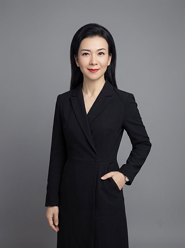 参考图生成，保留原人物长相五官特征不变，半身形象照，摄影棚级，背景换成干净的中性灰色纯色背景，穿搭为黑色通勤西装连衣裙，单手插兜自然站姿，保持自然真实感，不改变长相，专业打光，画质高清，半身形象照，分辨率4K