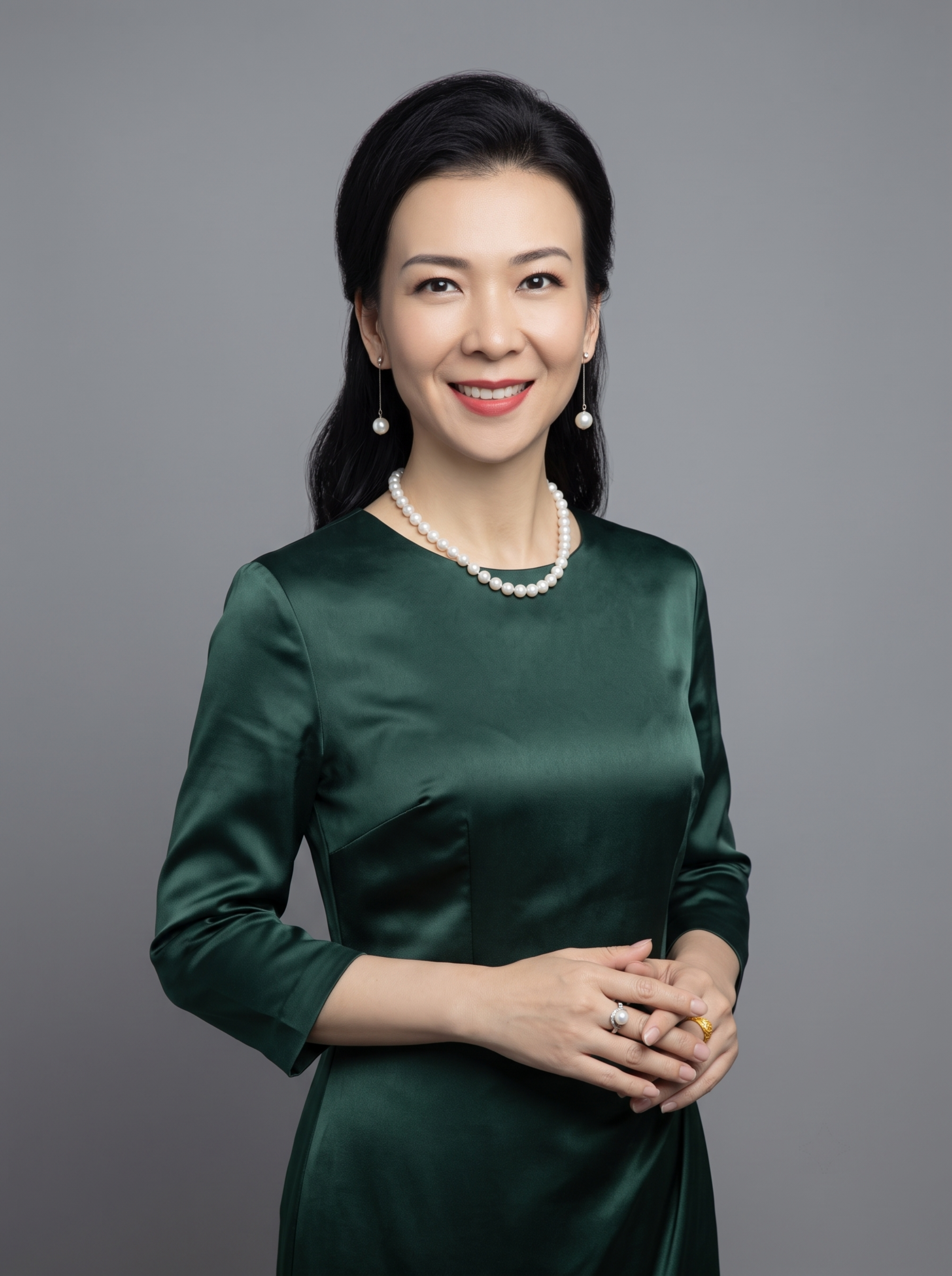 参考图生成，保留原人物长相五官特征不变，半身形象照，摄影棚级，… - 图片创意预览
