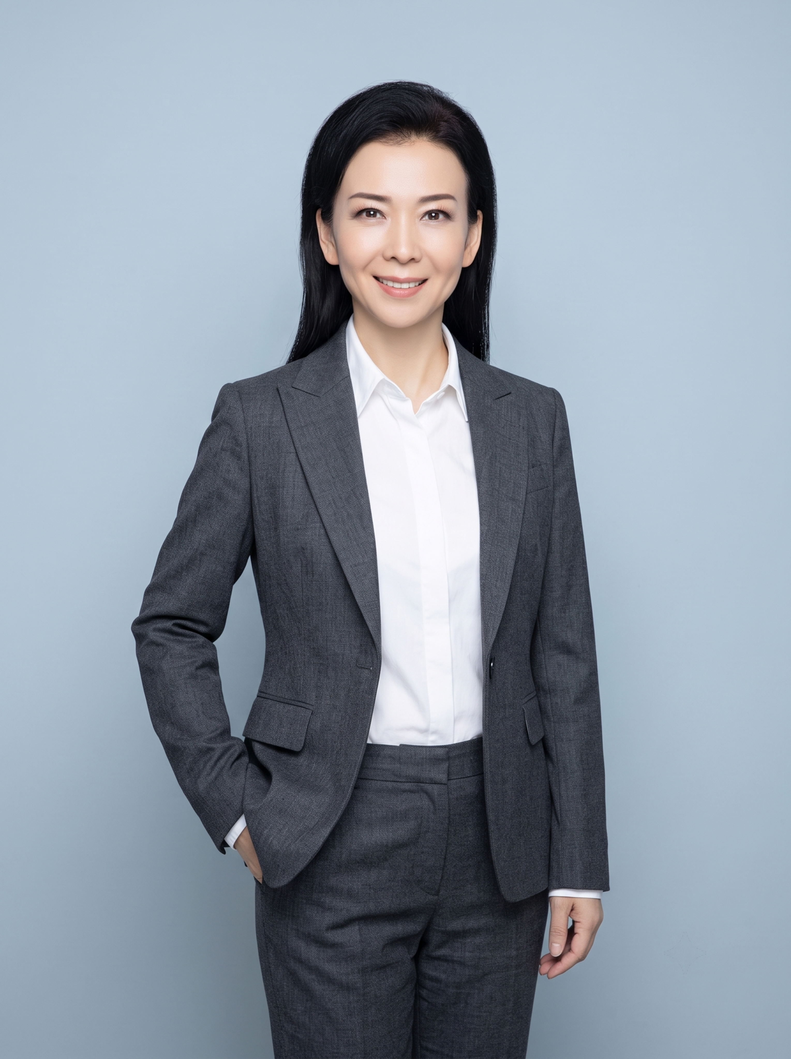参考图中保留人物脸型、五官特征、发型、年龄生成全身职业装形象照… - 图片创意预览