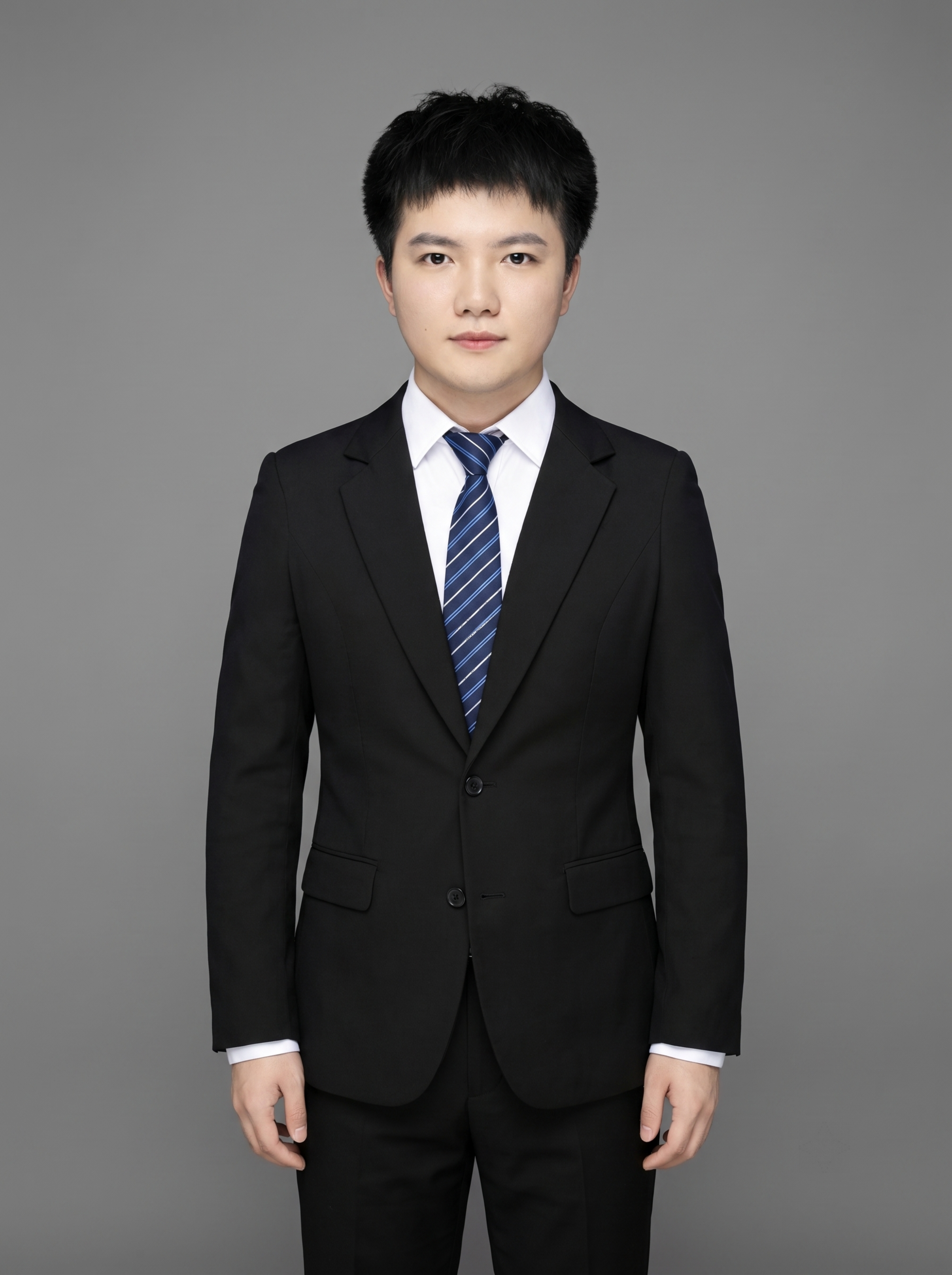 参考图中保留人物脸型、发型、年龄等特征生成职场全身正装形象照，… - 图片创意预览