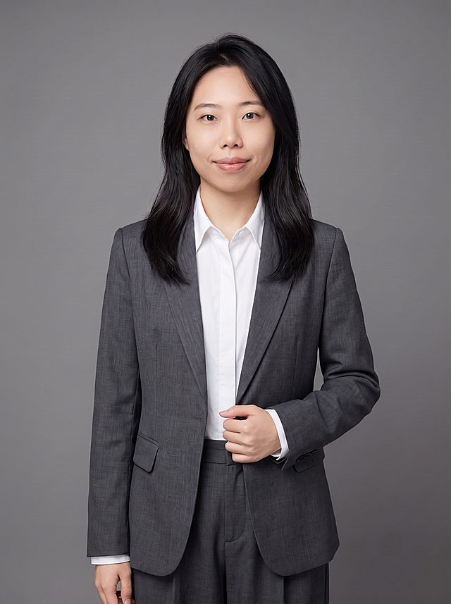 基于参考图修改，保留人物脸型、发型、年龄、服装姿势、背景不变，去掉佩戴的眼镜，修正表情让牙齿不露出，闭唇微笑表情，保持整体专业工装形象照风格，画质保持4K高清，自然写实