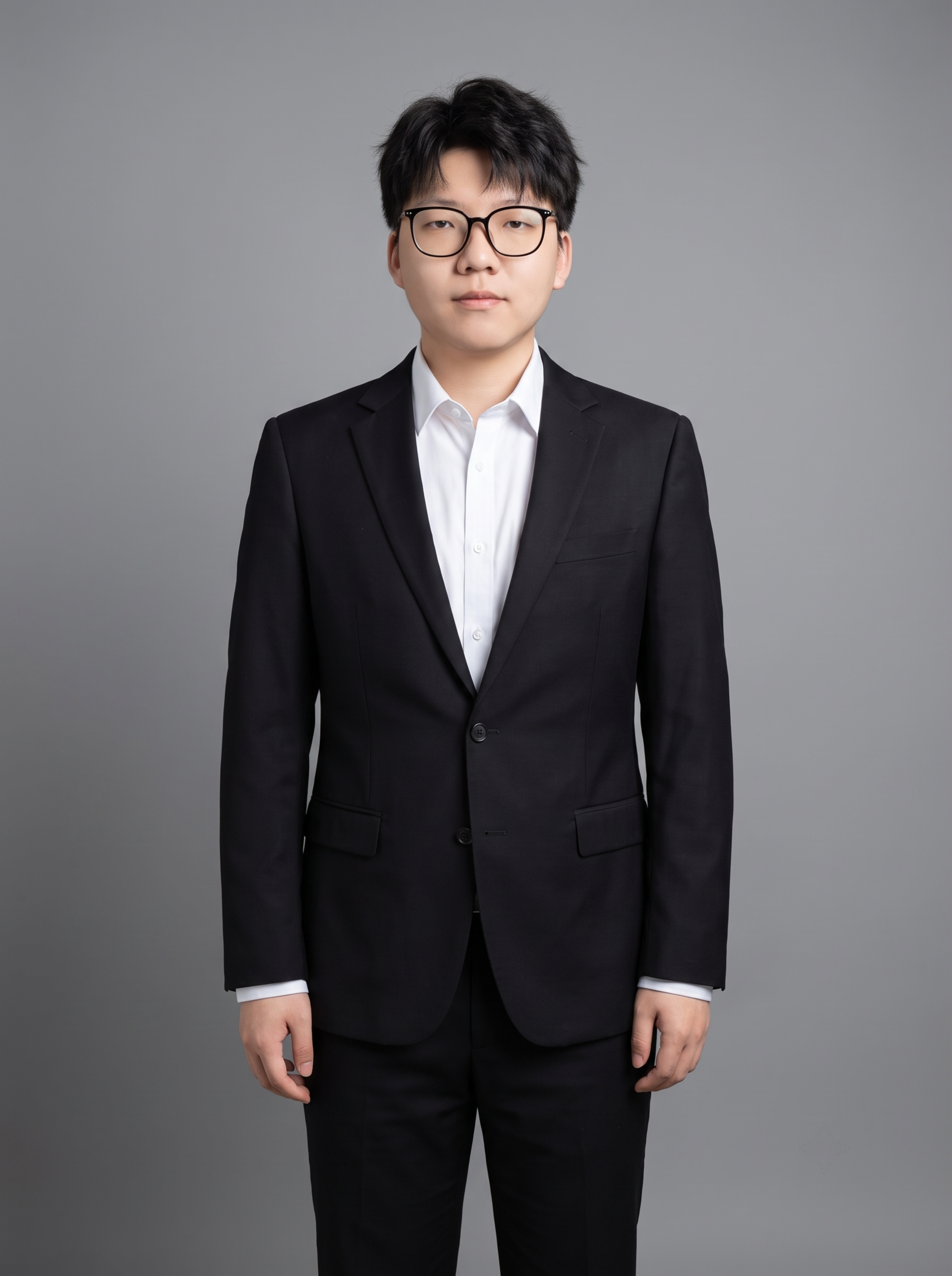 参考图中保留人物脸型、发型、年龄等特征生成职场形象照，标准焦段… - 图片创意预览