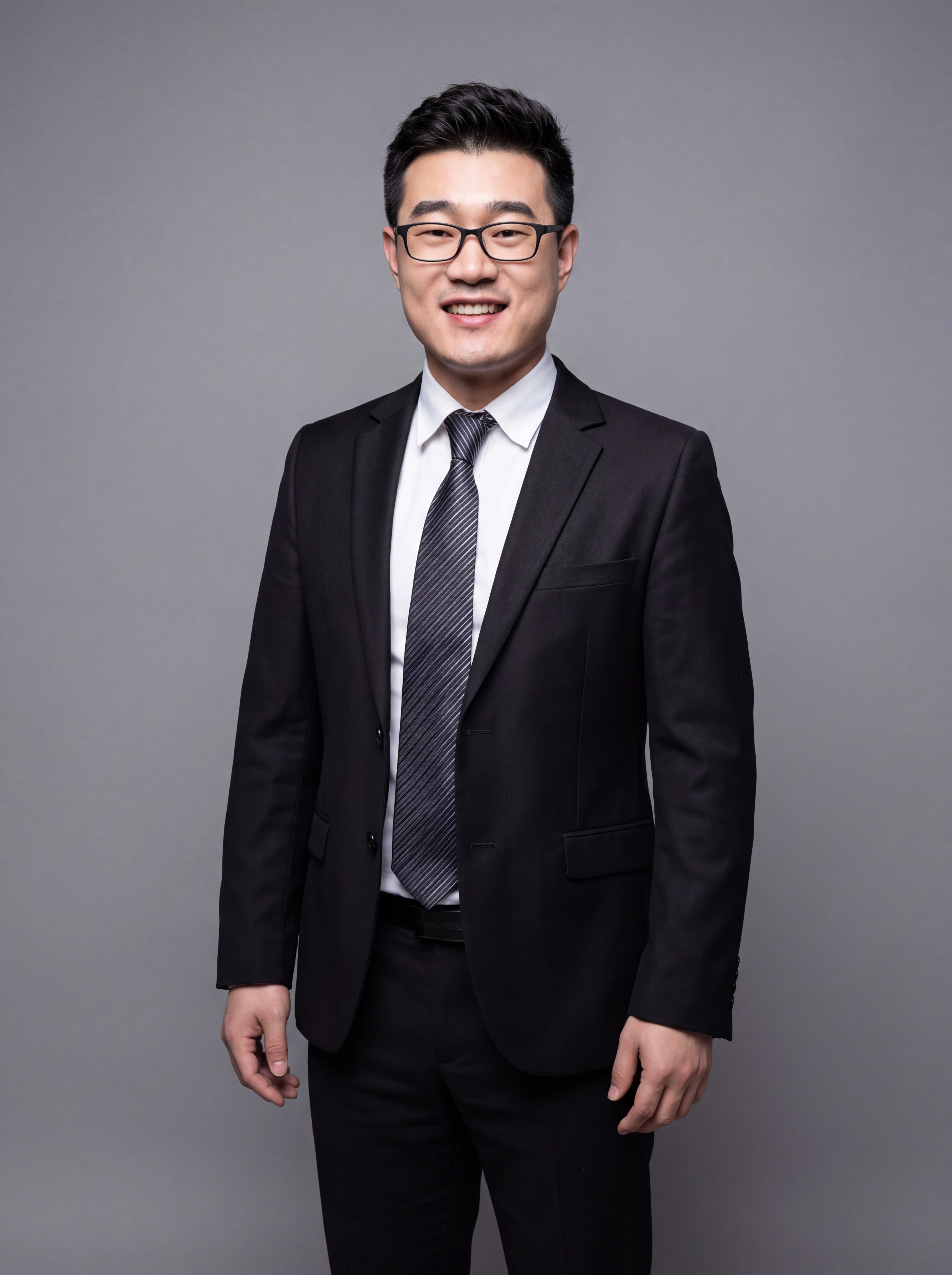 参考图中保留人物脸型、发型、年龄等特征生成职场形象照，标准焦段… - 图片创意预览
