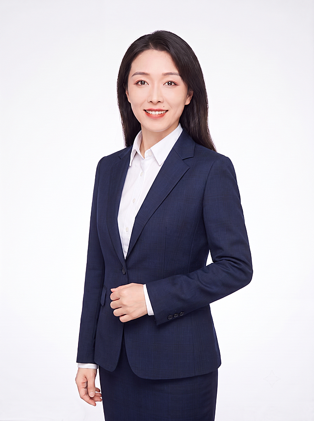 参考图中保留人物脸型、发型、年龄、姿势等特征生成职场形象照，将西装更换为深藏青色带细腻高级暗纹的精纺羊毛面料，面料呈现细腻微微哑光质感，纹理精致高级，质感挺括有型；衬衫领口解开最上方一颗扣子，露出自然领口线条，衬衫为高支精梳棉材质，质感细腻；西装套裙同为深藏青色带细腻高级暗纹的精纺羊毛面料，与上装同材质同纹路；着装正式干练，知性优雅，高级感十足；身形匀称，姿态端正，身体挺拔。保留原侧身站姿和手势动作，手势优雅柔和，肢体放松且自信；发质微微柔顺，微微蓬松。简约纯白色纯色背景(呈现均匀柔和质感),背景光线均匀柔和,强化色彩对比的高级感。极简干净;画质超高分辨率、细节清晰,现代精致感风格;肤质精细化处理;眼神直视镜头,目光温柔且澄澈,表情自然。嘴角上扬;清透自然裸妆(轻薄底妆+淡唇妆)妆感轻薄轻透裸肌感,通透感肤质,肤质自然细腻,肤色健康均匀,雾面柔光裸肌感,保留真实皮肤细节｡正面柔光补光,4800K中性光,面部光比1:1.5,色调明亮｡中近景写实摄影,对焦清晰,高清保留皮肤细节和服装面料纹理细节｡分辨率4K,去除人物之外的所有元素。严格按照图片内容生成。画面比例3:4