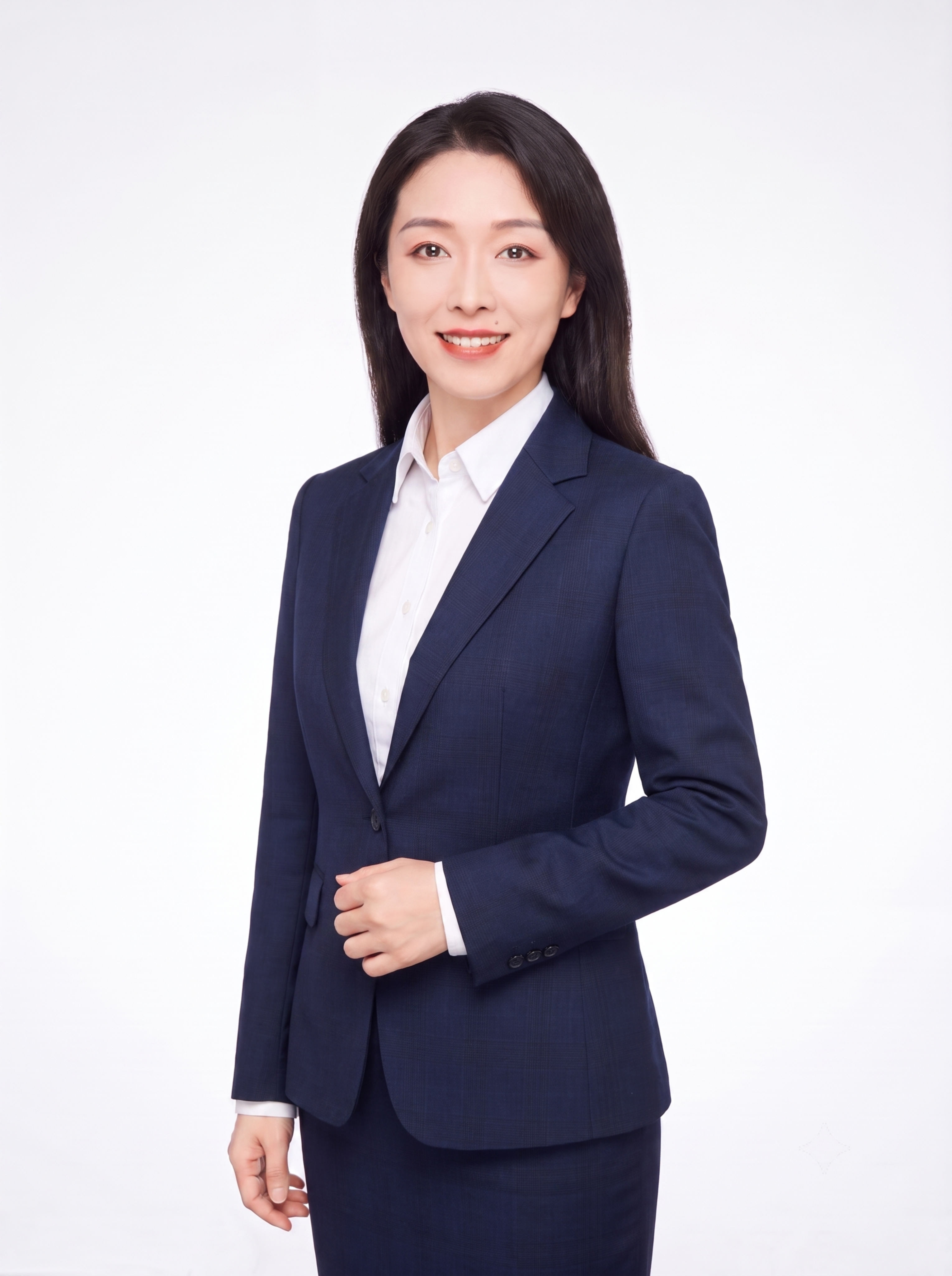 参考图中保留人物脸型、发型、年龄、姿势等特征生成职场形象照，将… - 图片创意预览